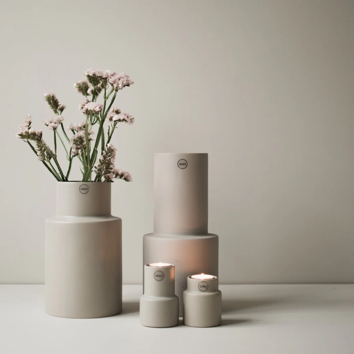 Oblong Vase: Schlichte Eleganz von Designerin Halina Fritsch in Grau und Schwarz
