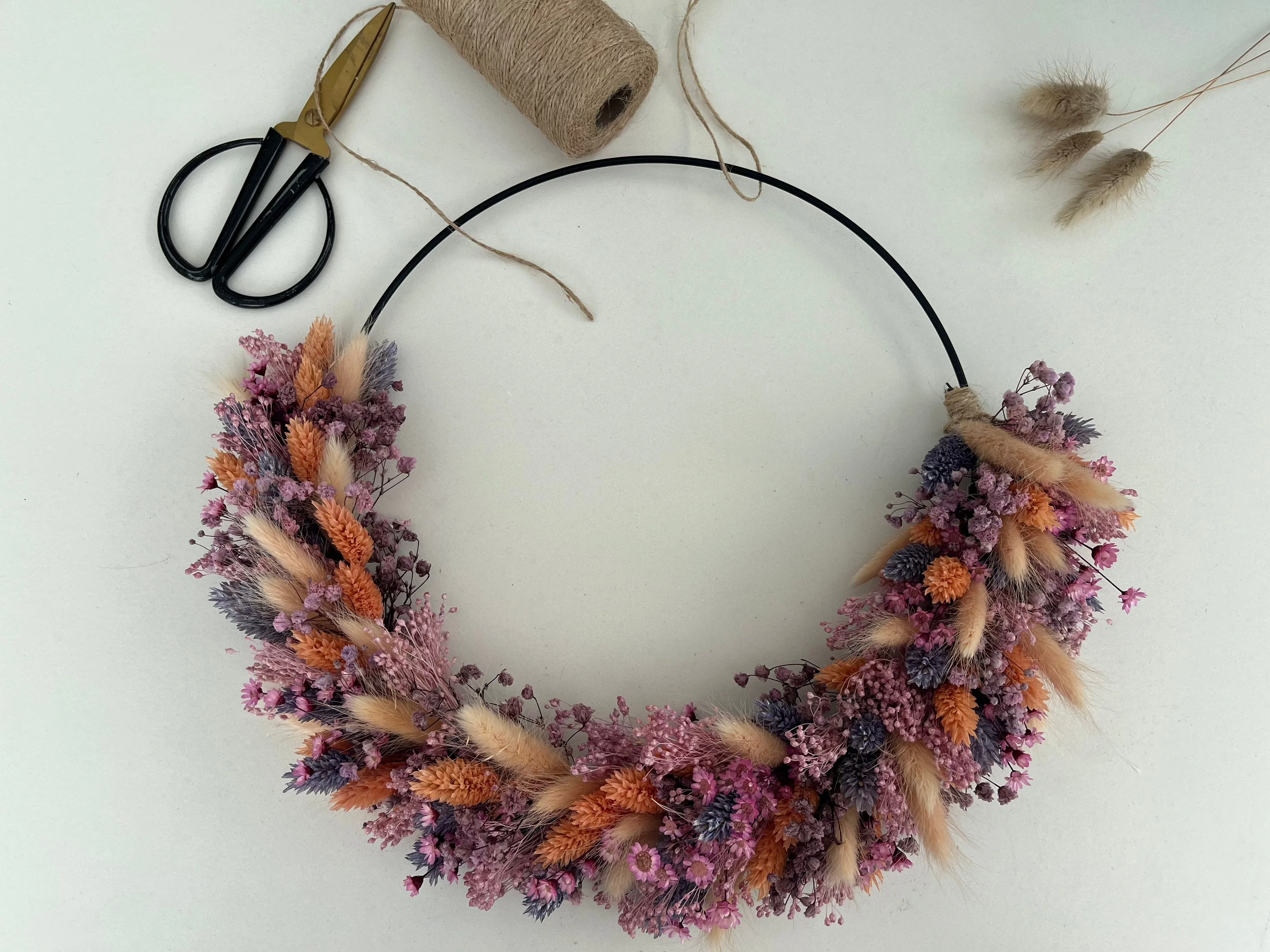 DIY: Trockenblumenkranz Flora in lila rosa