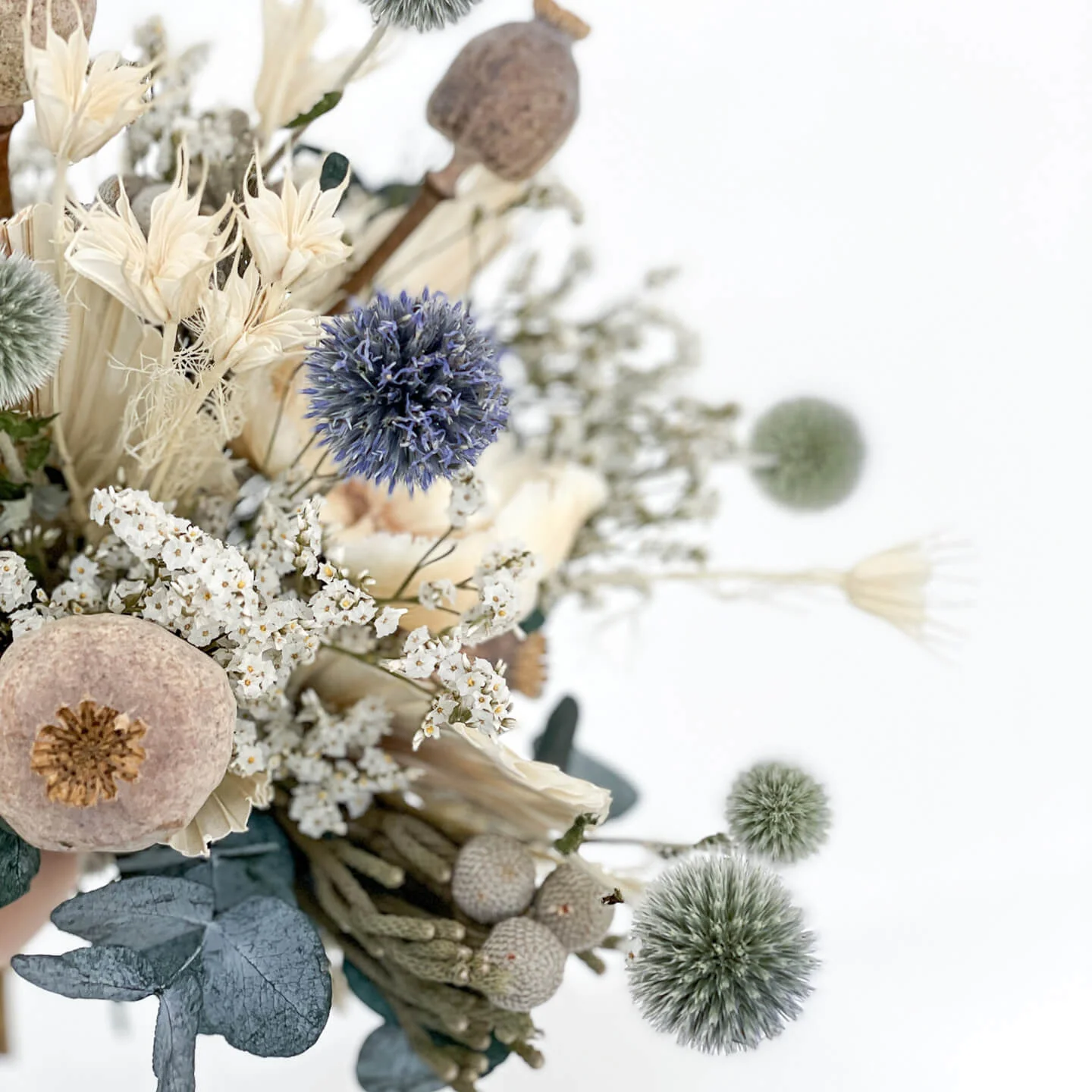 Vorfreude: Kugeliger Trockenblumenstrauß mit modernem Touch