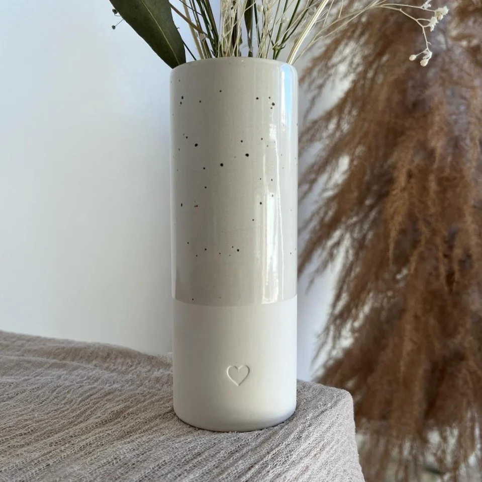 Eulenschnitt Steingut-Vase mit Herz - weiß