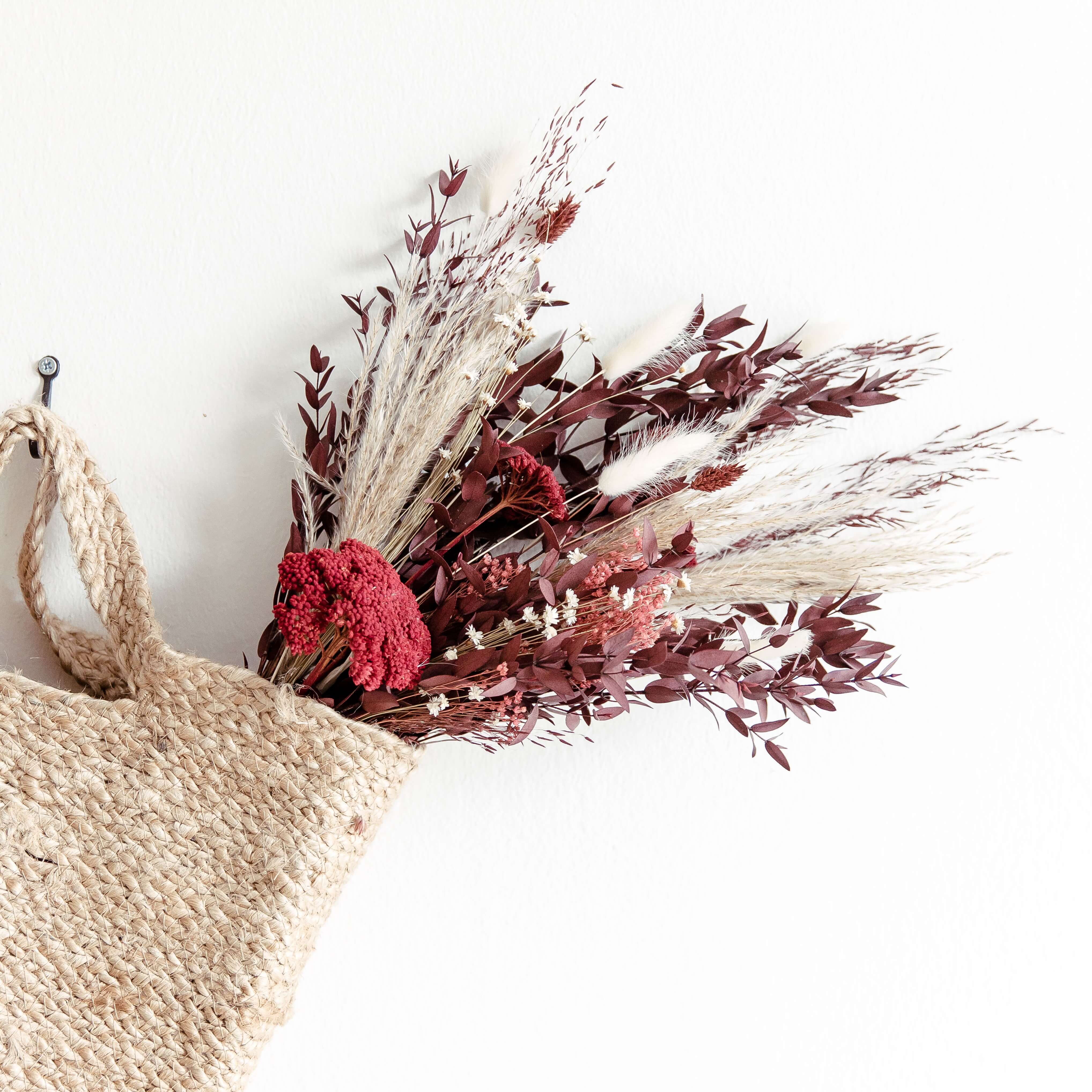 Herbstlicher Trockenblumenstrauß Bordeaux-Weiß
