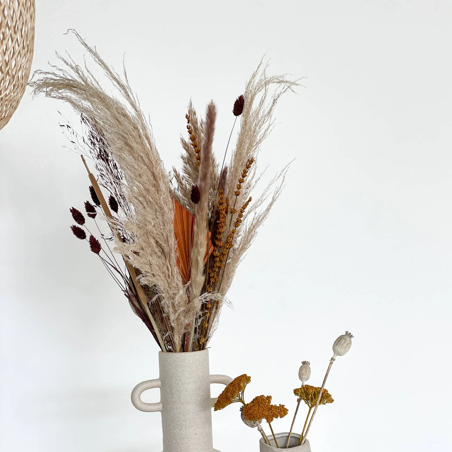 Herbstliches Flair: Vielfältiger Trockenblumenstrauß mit Pampasgras und Erdtönen