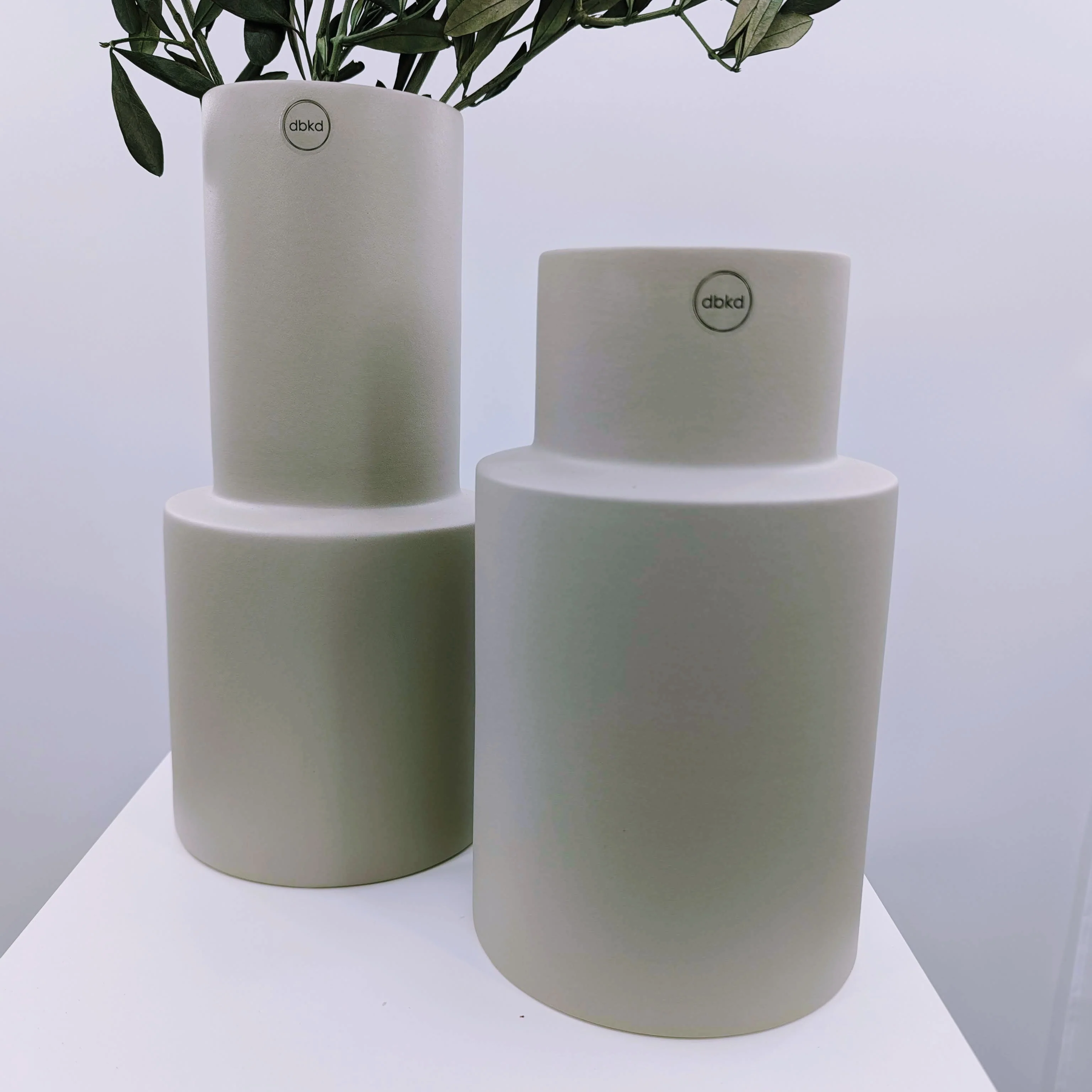 Oblong Vase: Schlichte Eleganz von Designerin Halina Fritsch in Grau und Schwarz