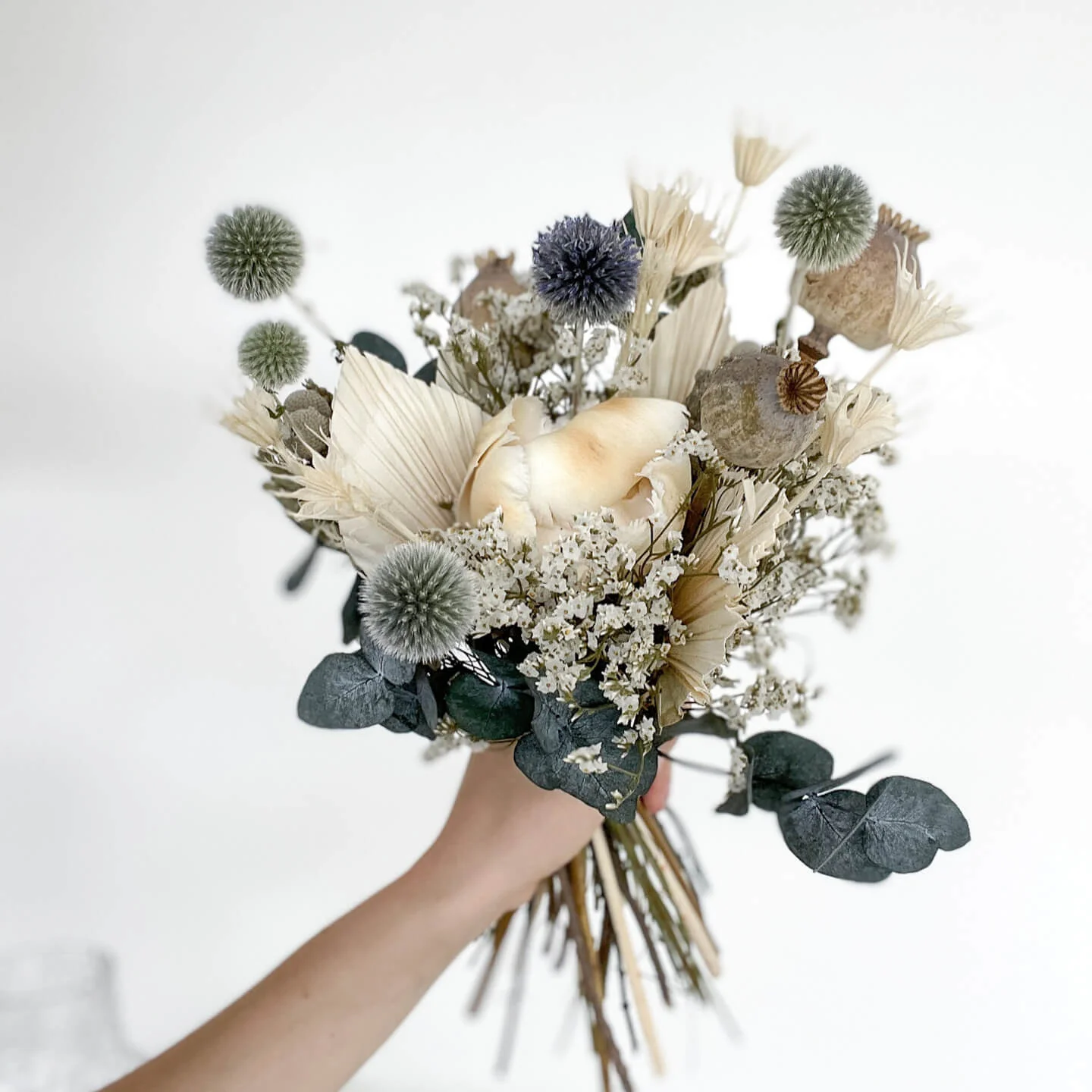 Vorfreude: Kugeliger Trockenblumenstrauß mit modernem Touch