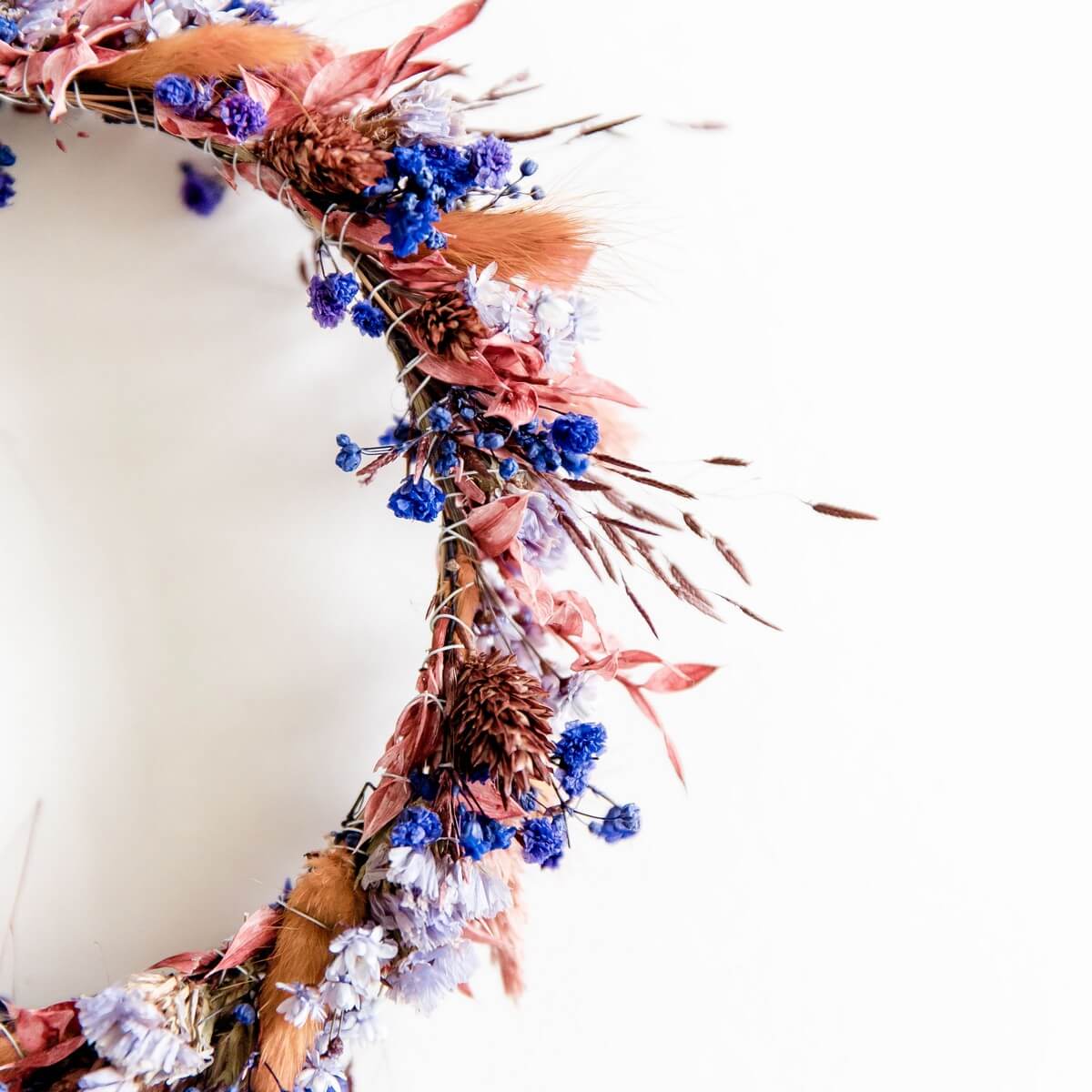 aparter Haarkranz: Trockenblumen in einer Kombination aus Blau- und Orangetönen
