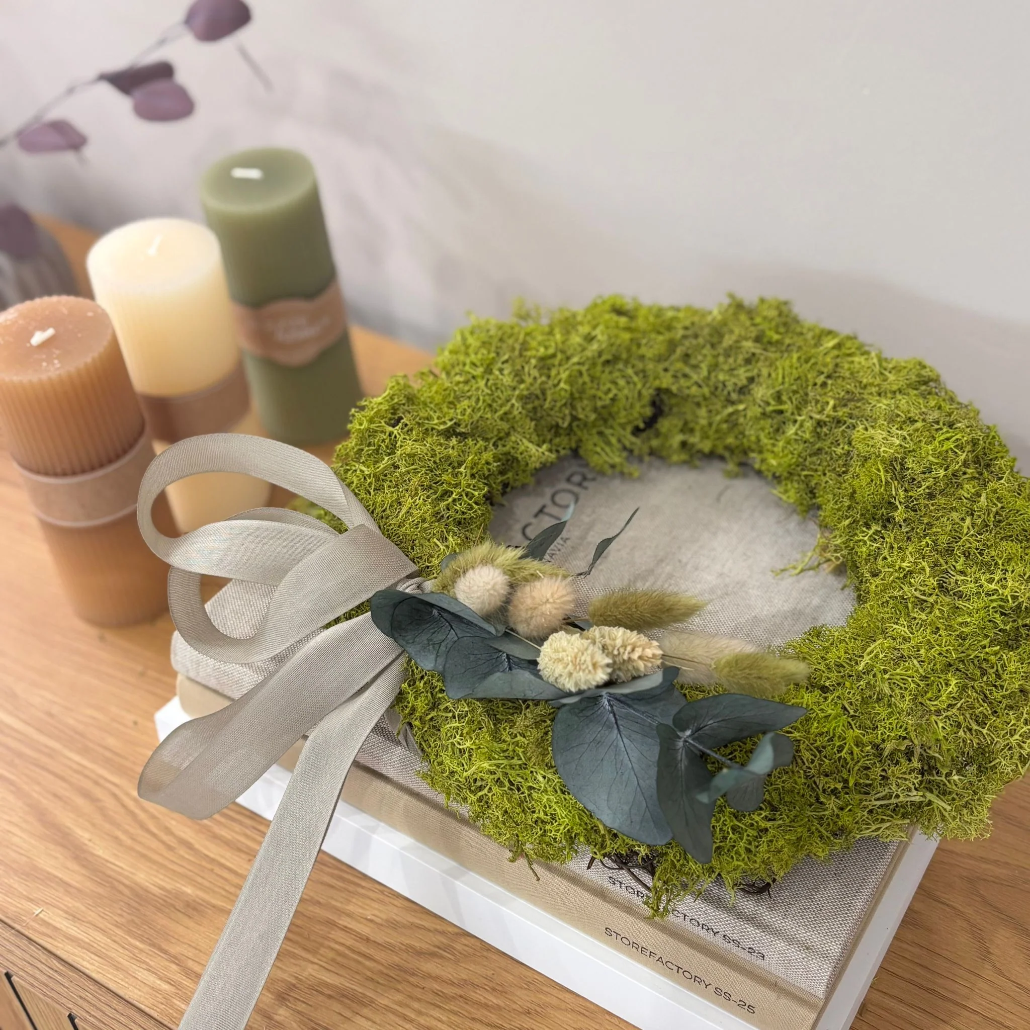 Reindeer-Moos: Isländischer Reindeermooskranz mit Gesteck grün