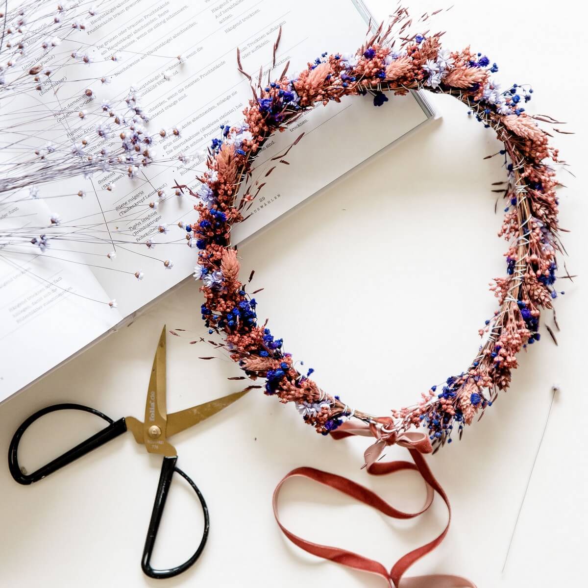 aparter Haarkranz: Trockenblumen in einer Kombination aus Blau- und Orangetönen