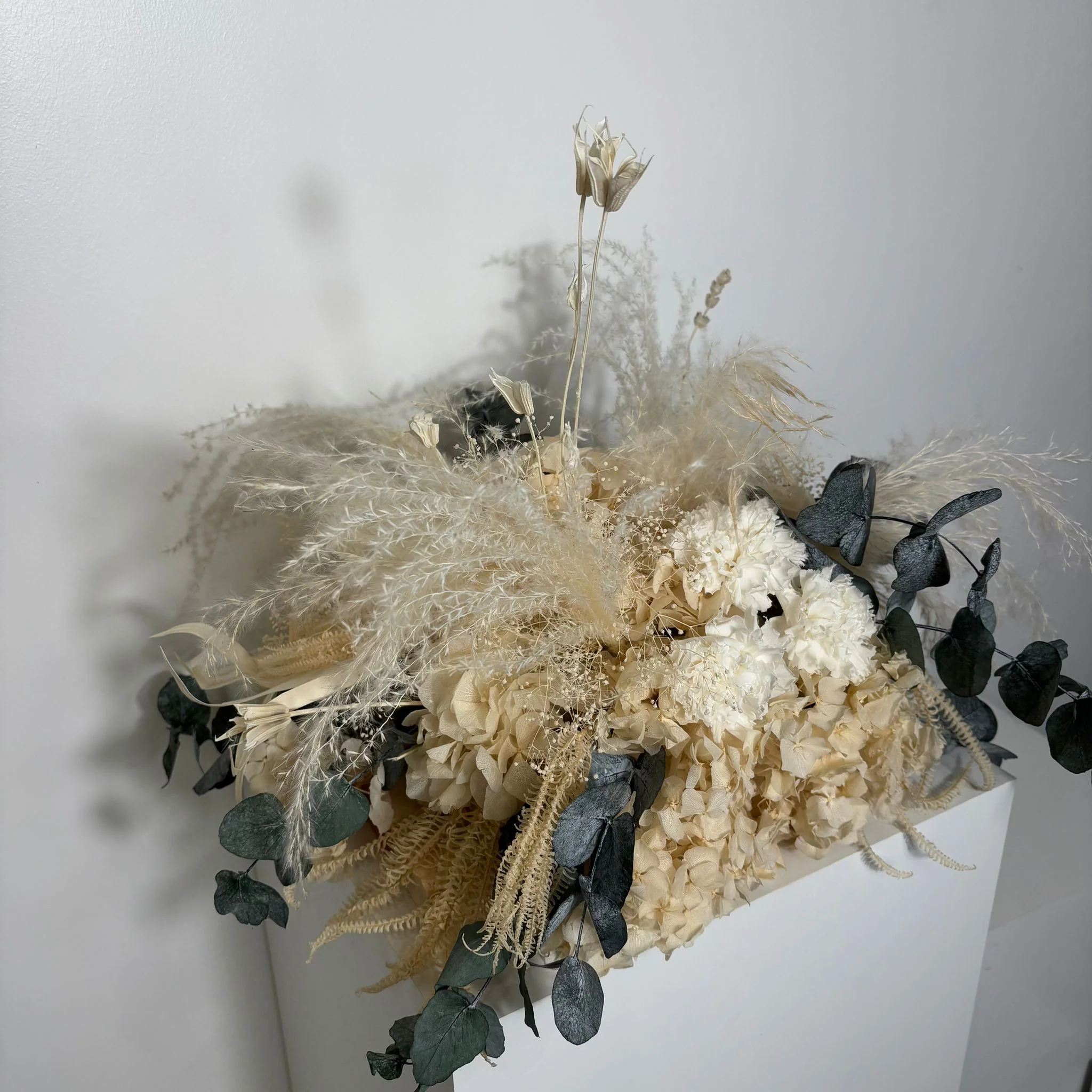 Boho-Chic: Trockenblumengesteck mit Eukalyptus und Hortensie - Outlet