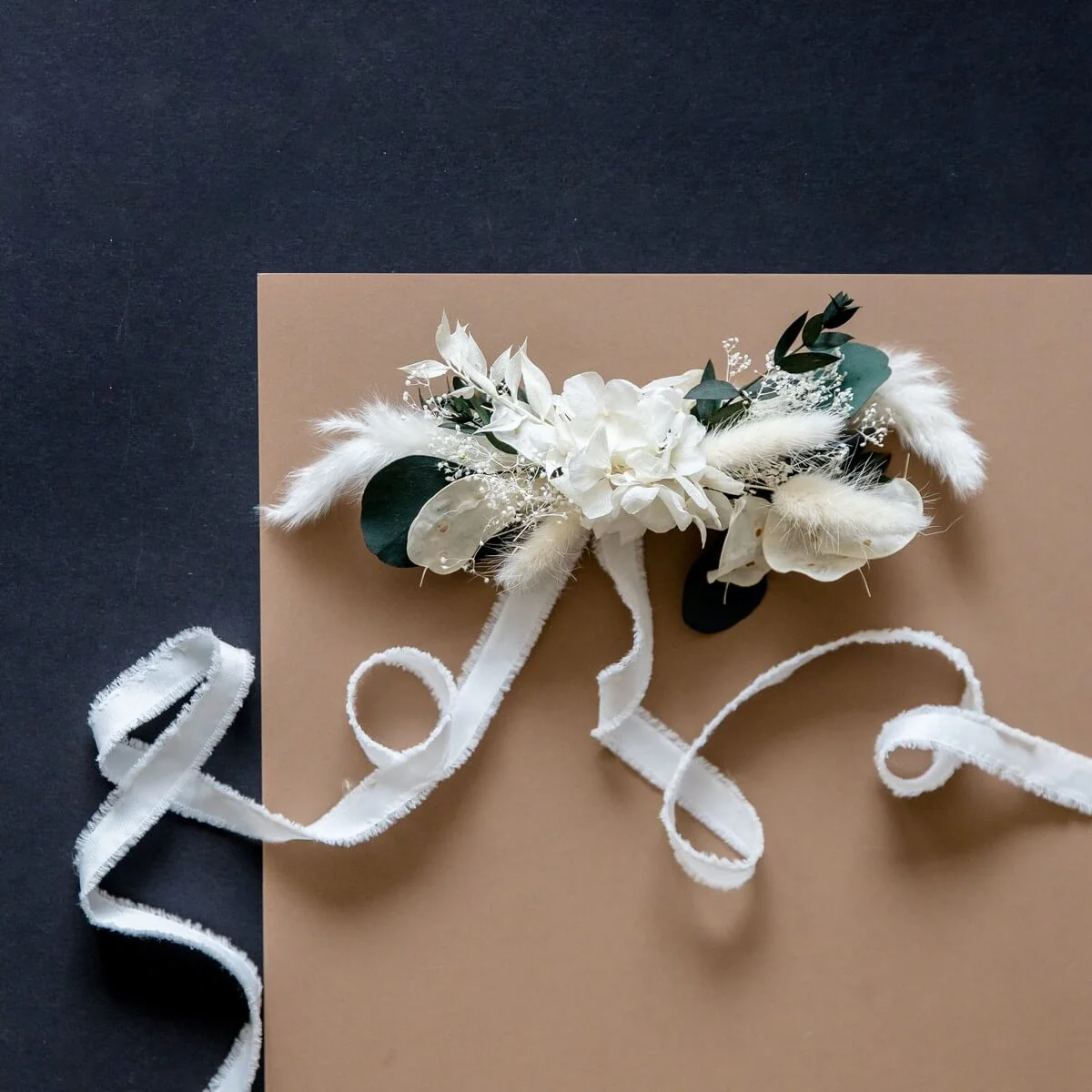 leichtes Hutband Trockenblumen in weiß mit grünen Akzenten