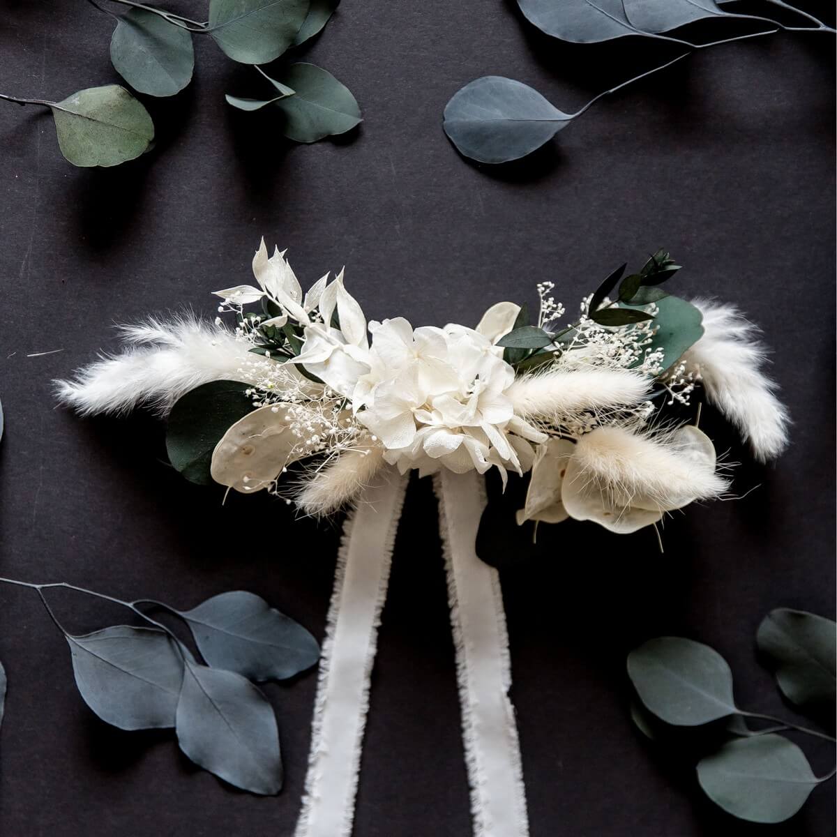 leichtes Hutband Trockenblumen in weiß mit grünen Akzenten
