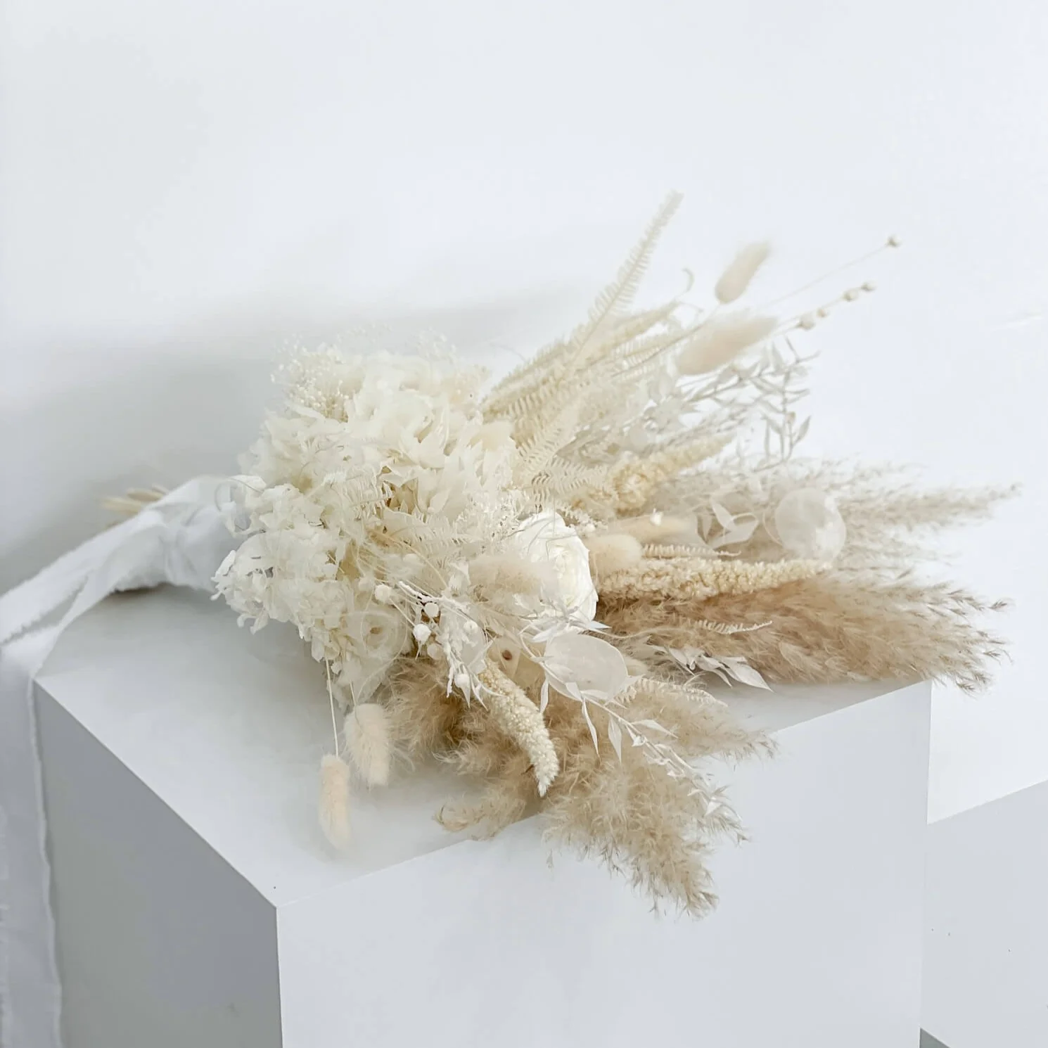 Für die Ewigkeit: Ein Brautstrauß, zeitlose Schönheit in Naturtönen