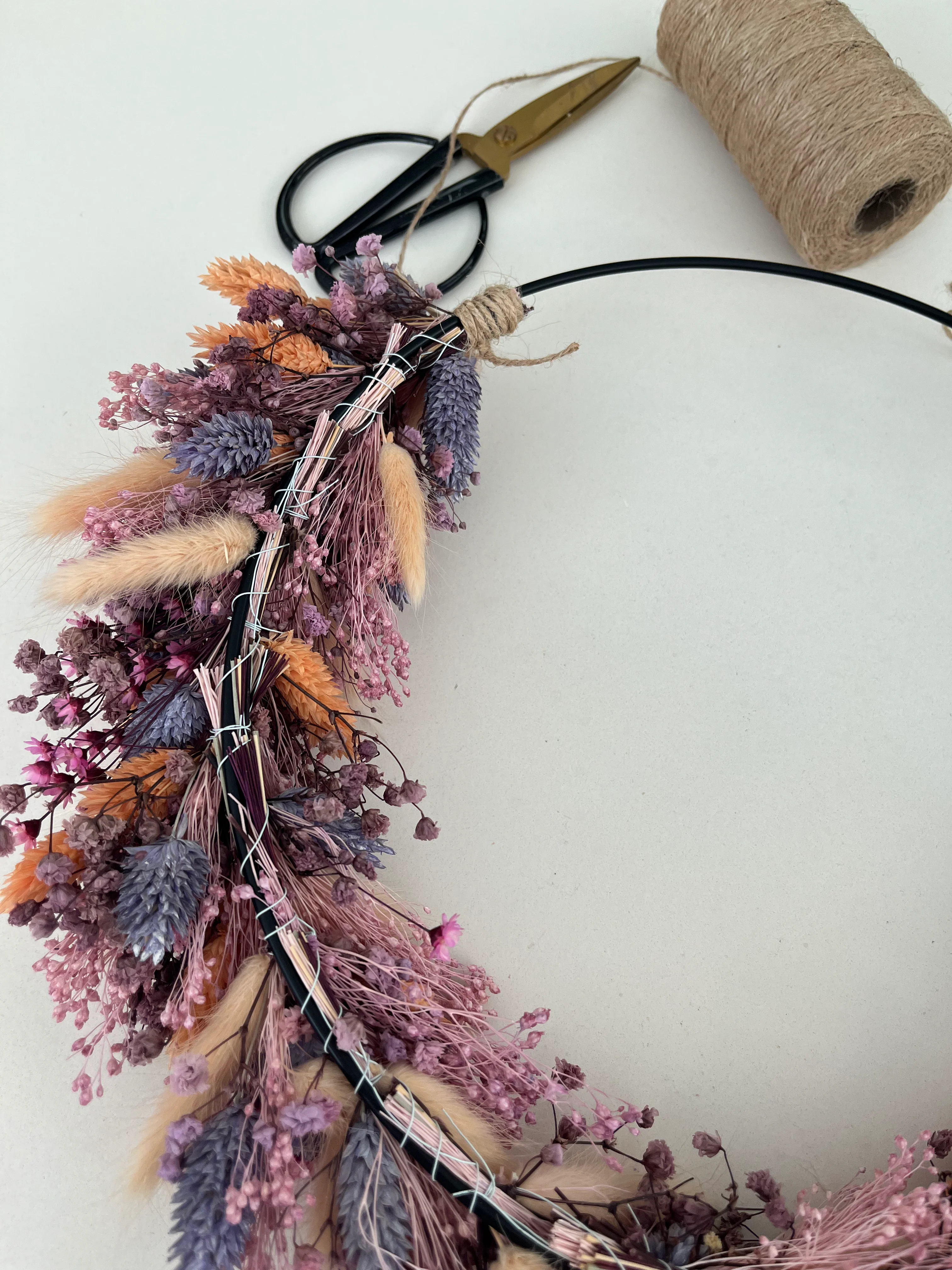 DIY: Trockenblumenkranz Flora in lila rosa