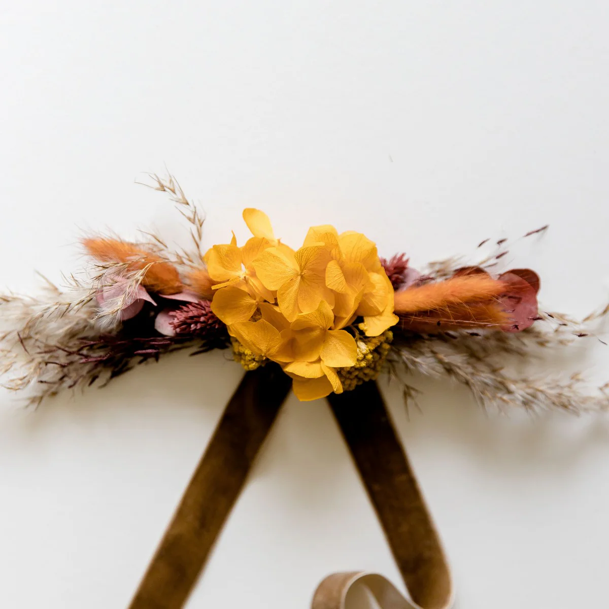 beschwingtes Hutband Trockenblumen in Gelb und Braun