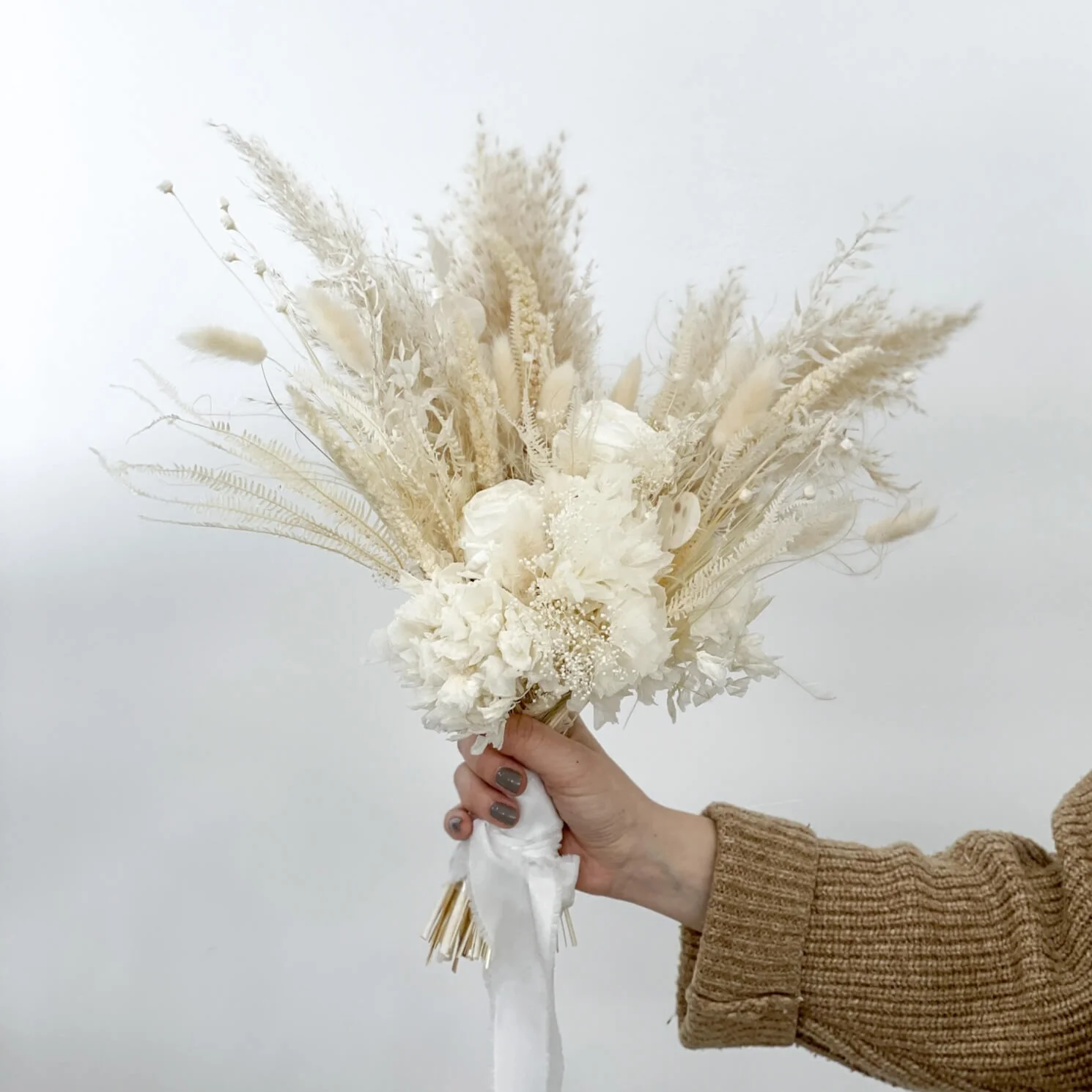 Für die Ewigkeit: Ein Brautstrauß, zeitlose Schönheit in Naturtönen