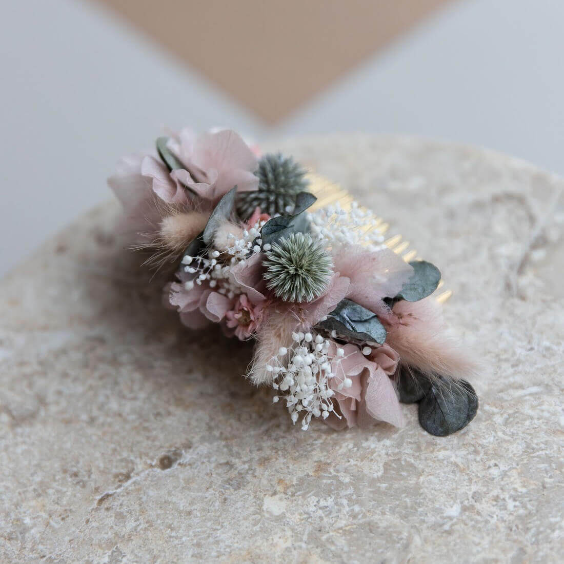Eukalyptus-Zauber: Haarkamm mit zarten Trockenblumen mit Disteln und Hortensien