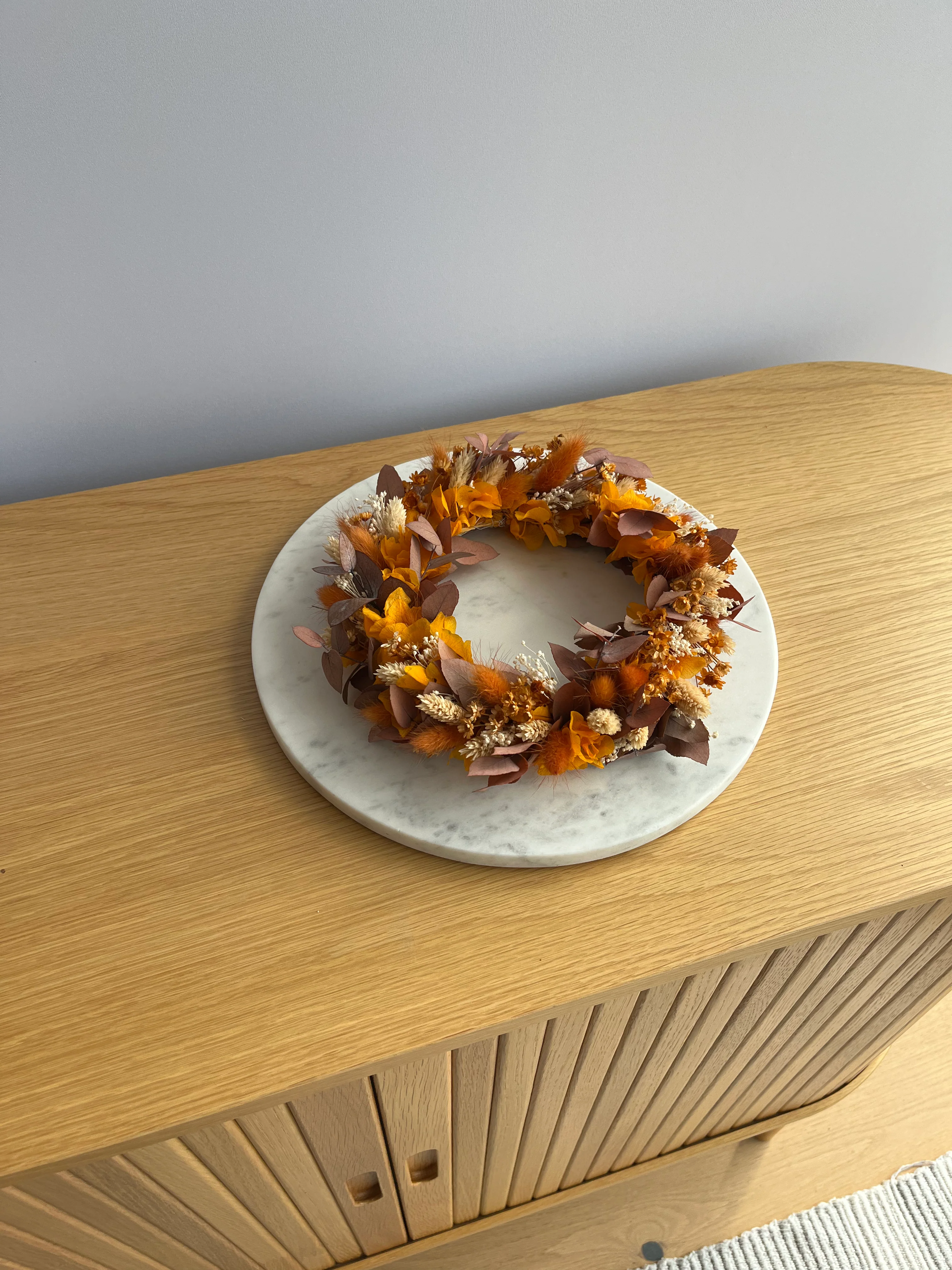 Trockenblumenkranz in herbstlich orange