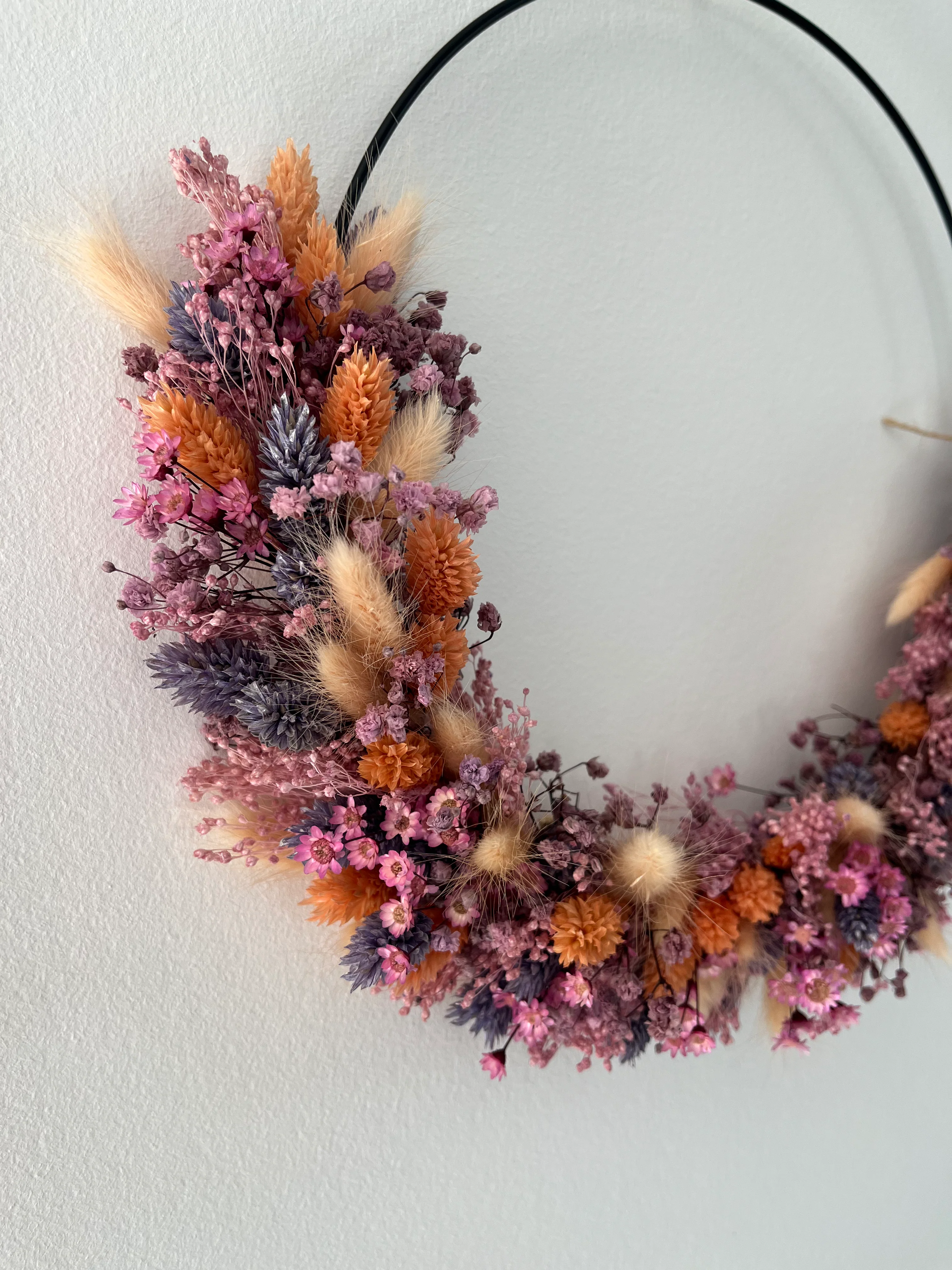 DIY: Trockenblumenkranz Flora in lila rosa