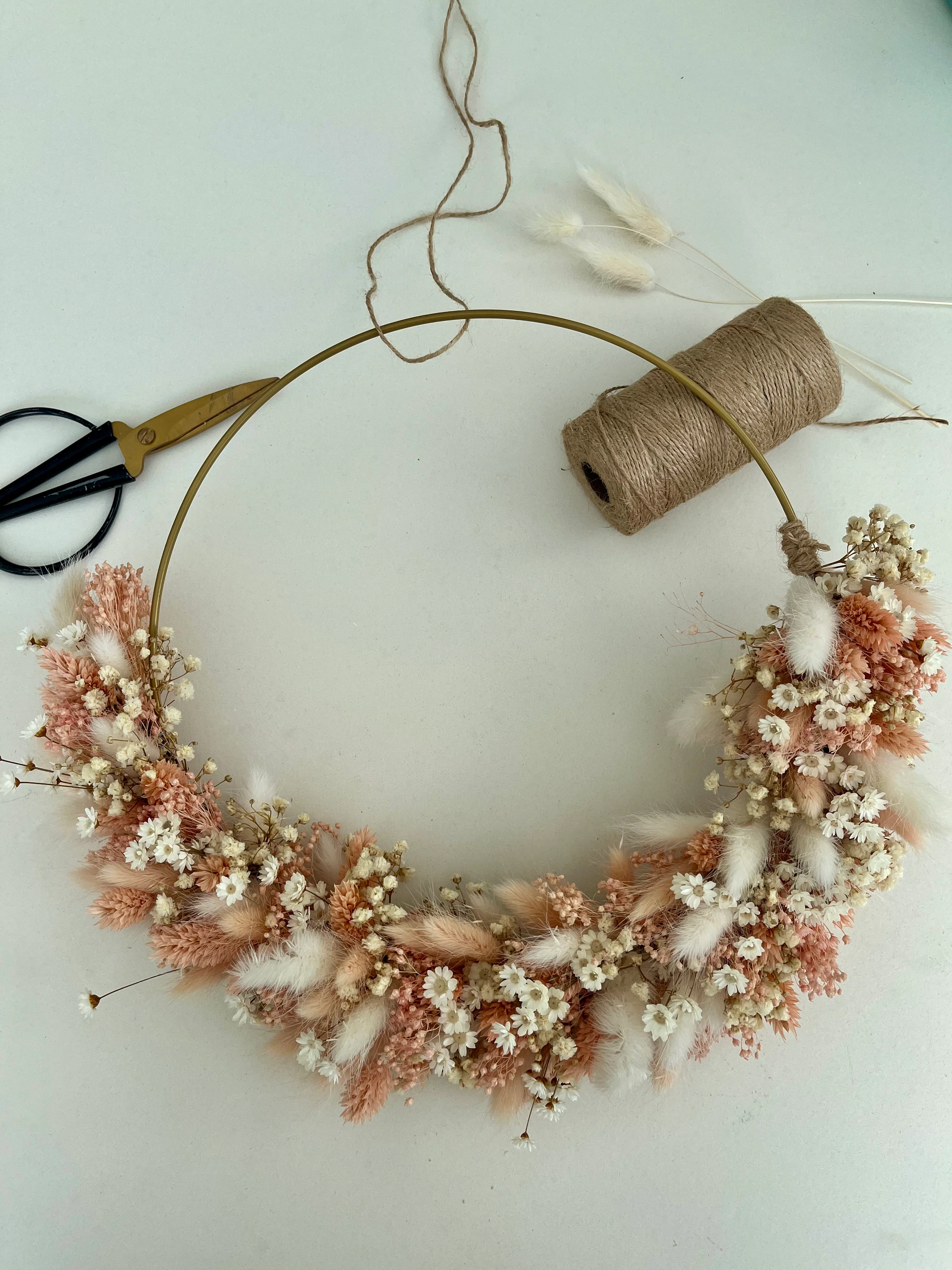 DIY: Trockenblumenkranz Marie in beige rosa