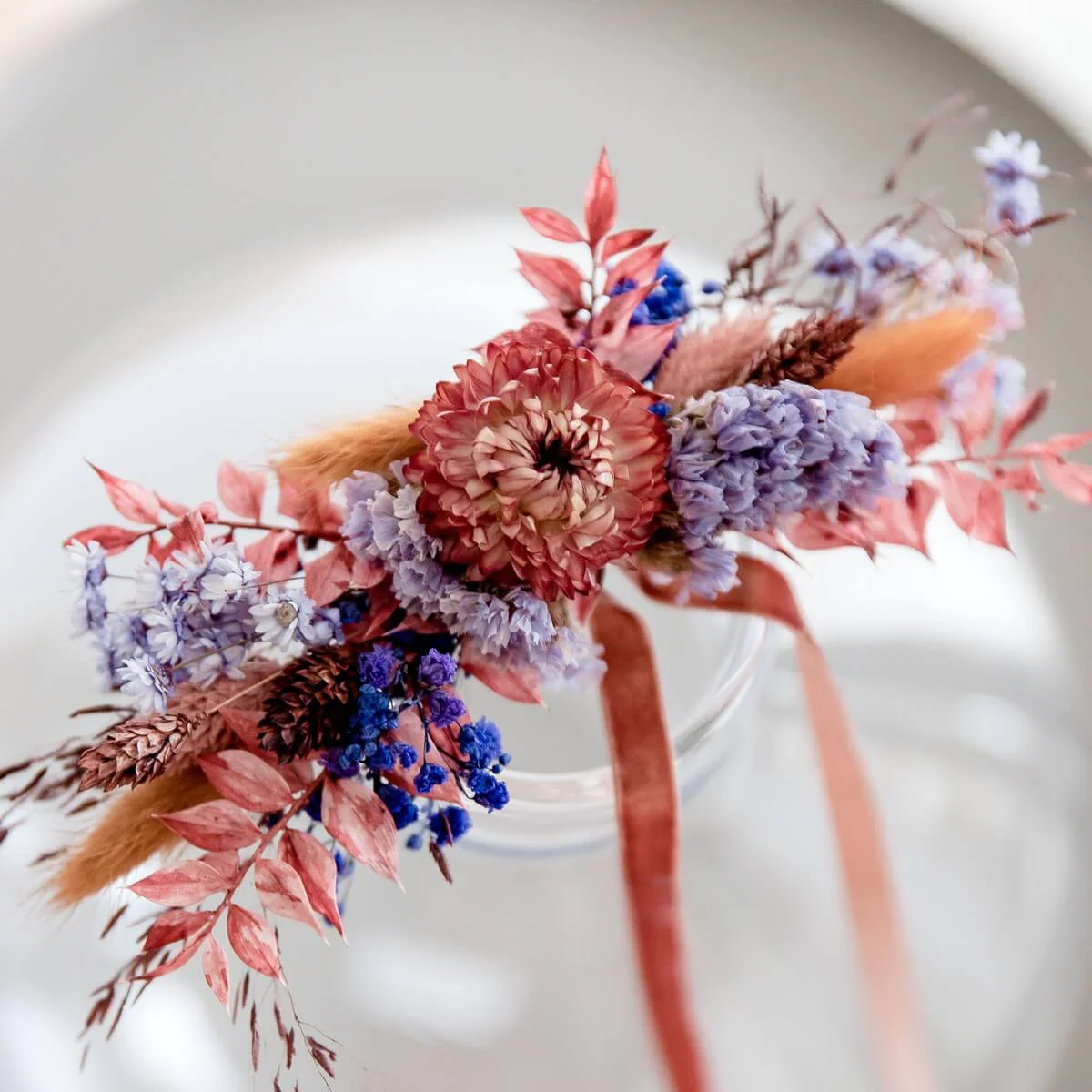 apartes Hutband: Trockenblumen in einer Kombination aus Blau- und Orangetönen