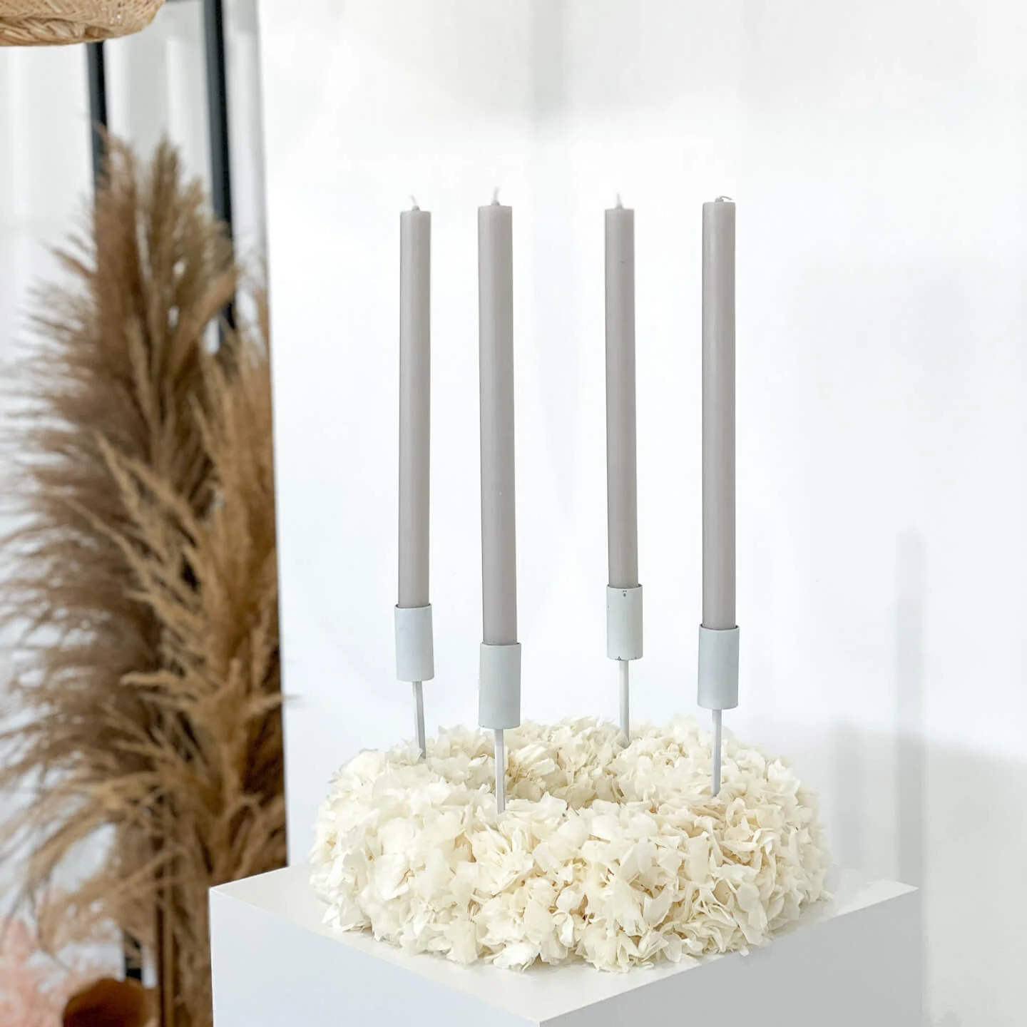 Hortensie all over: Puristischer Trockenblumenkranz für jeden Raum