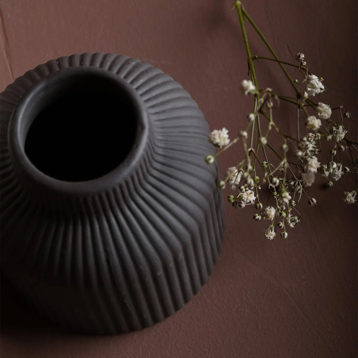 Lillhagen - matte Keramikvase mit starkem Auftritt