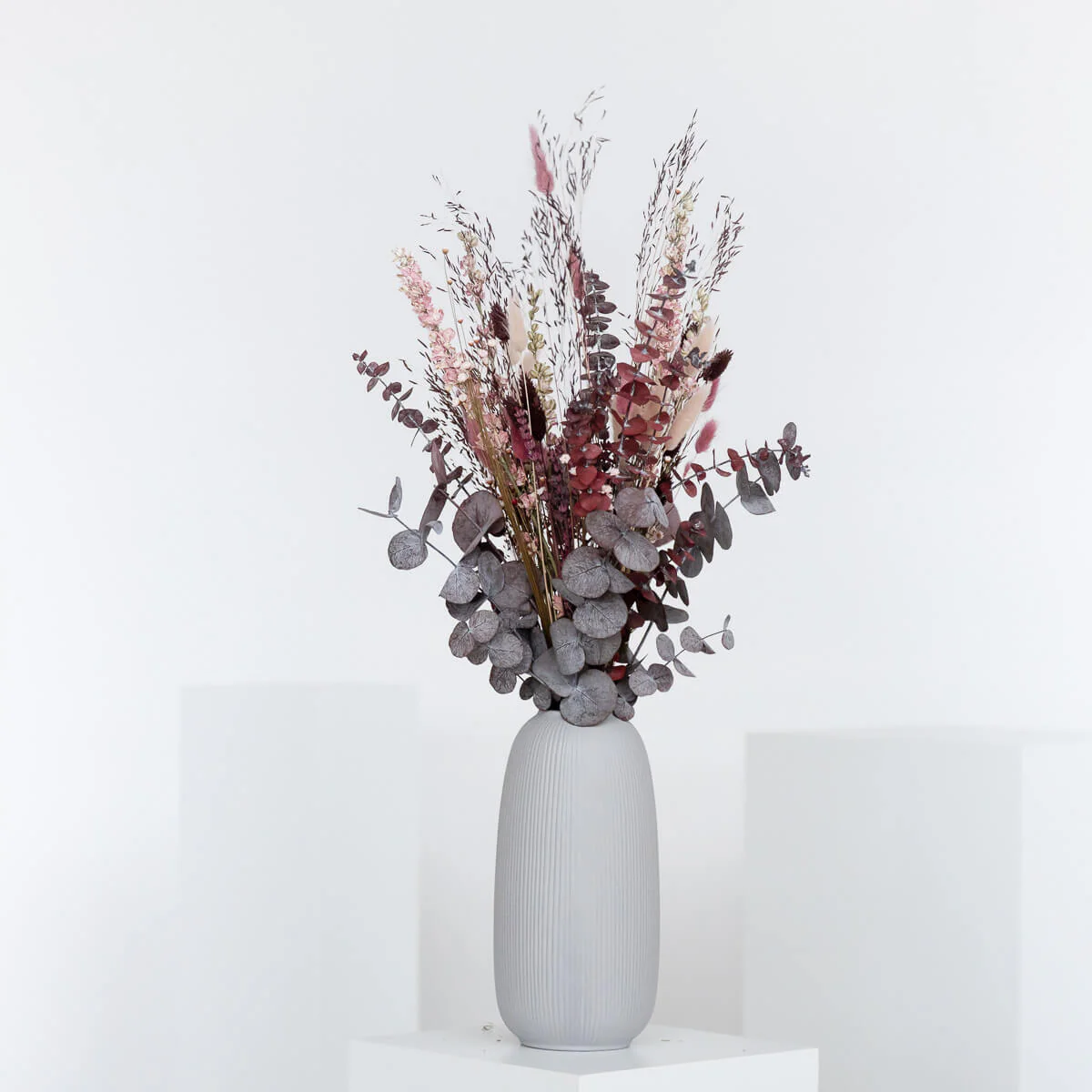 Sonntagsspaziergang: Trockenblumenstrauß mit Eukalyptus & Lagurus in rauchigen Rottönen