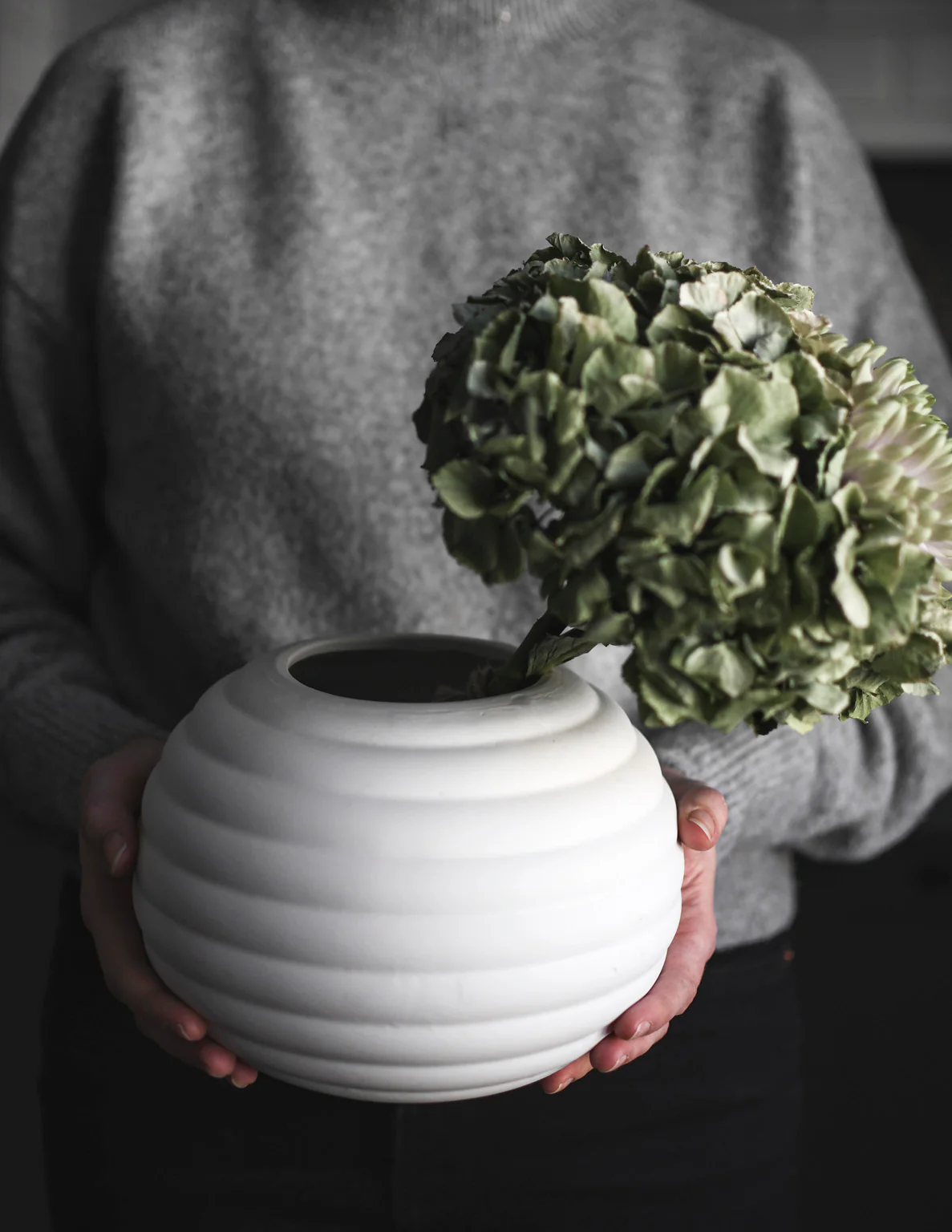 Vase Runvik - runde Form mit geschwungenen Linien