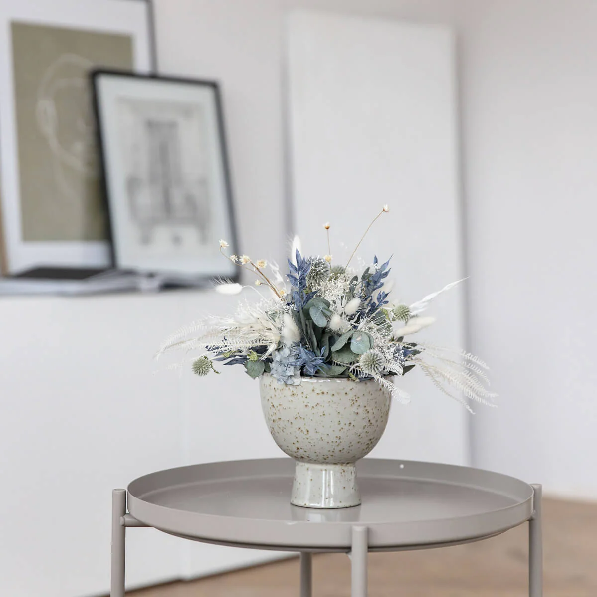 Eleganz in Blau und Weiß: Trockenblumengesteck mit Eukalyptus