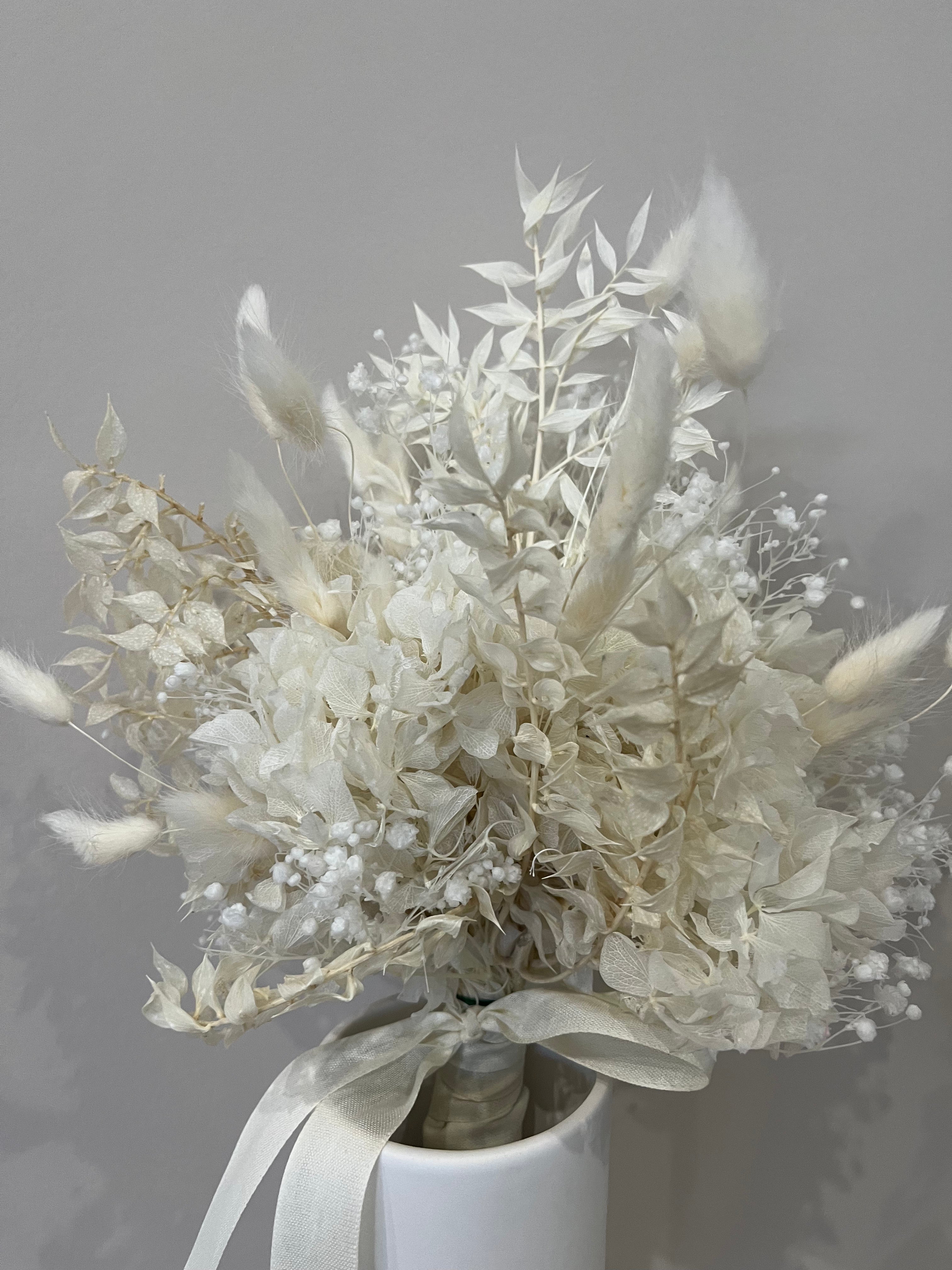 Minimalistischer Brautstrauß Trockenblumen weiß