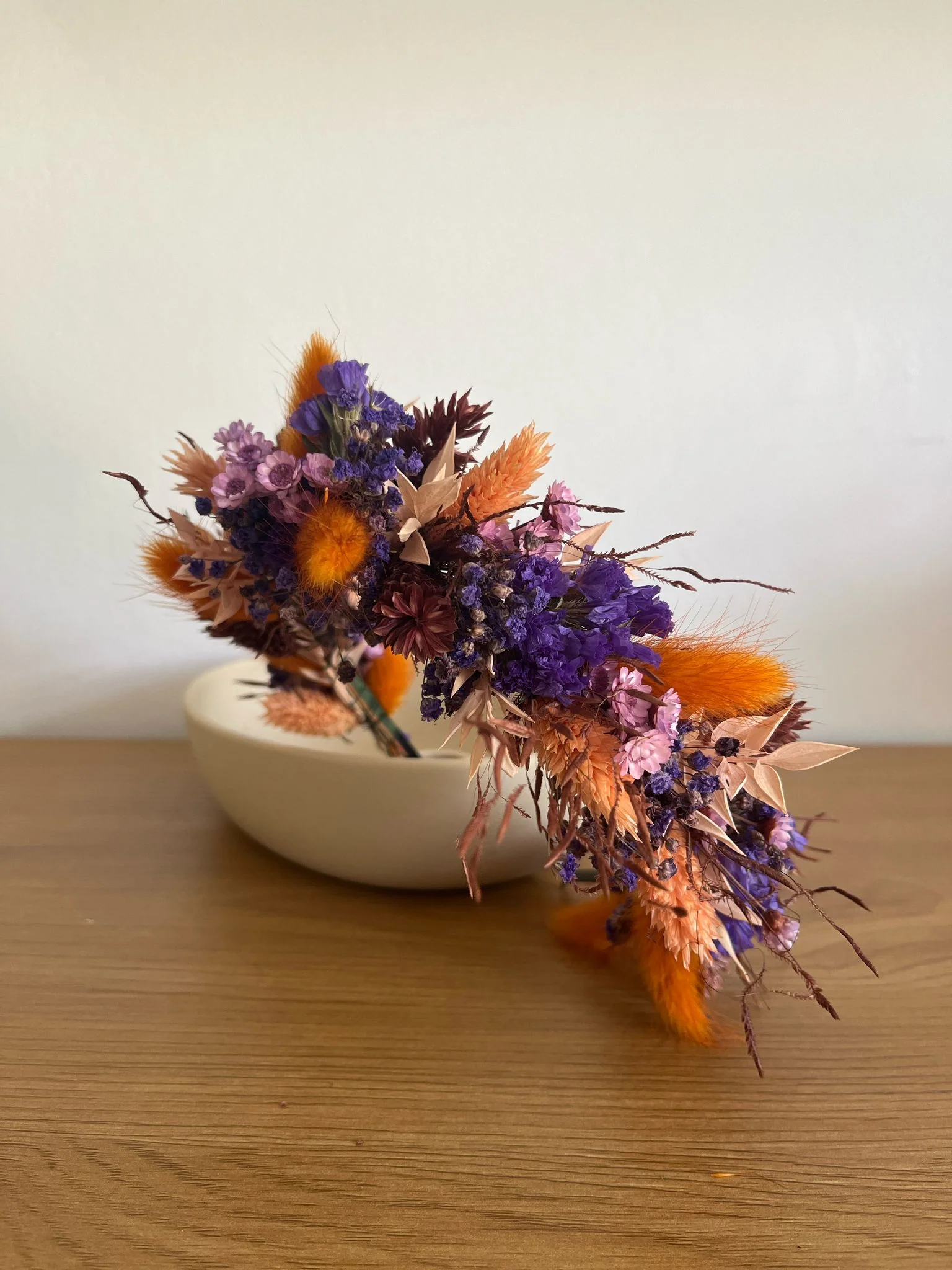 aparter Haarreif: Trockenblumen in einer Kombination aus Blau- und Orangetönen