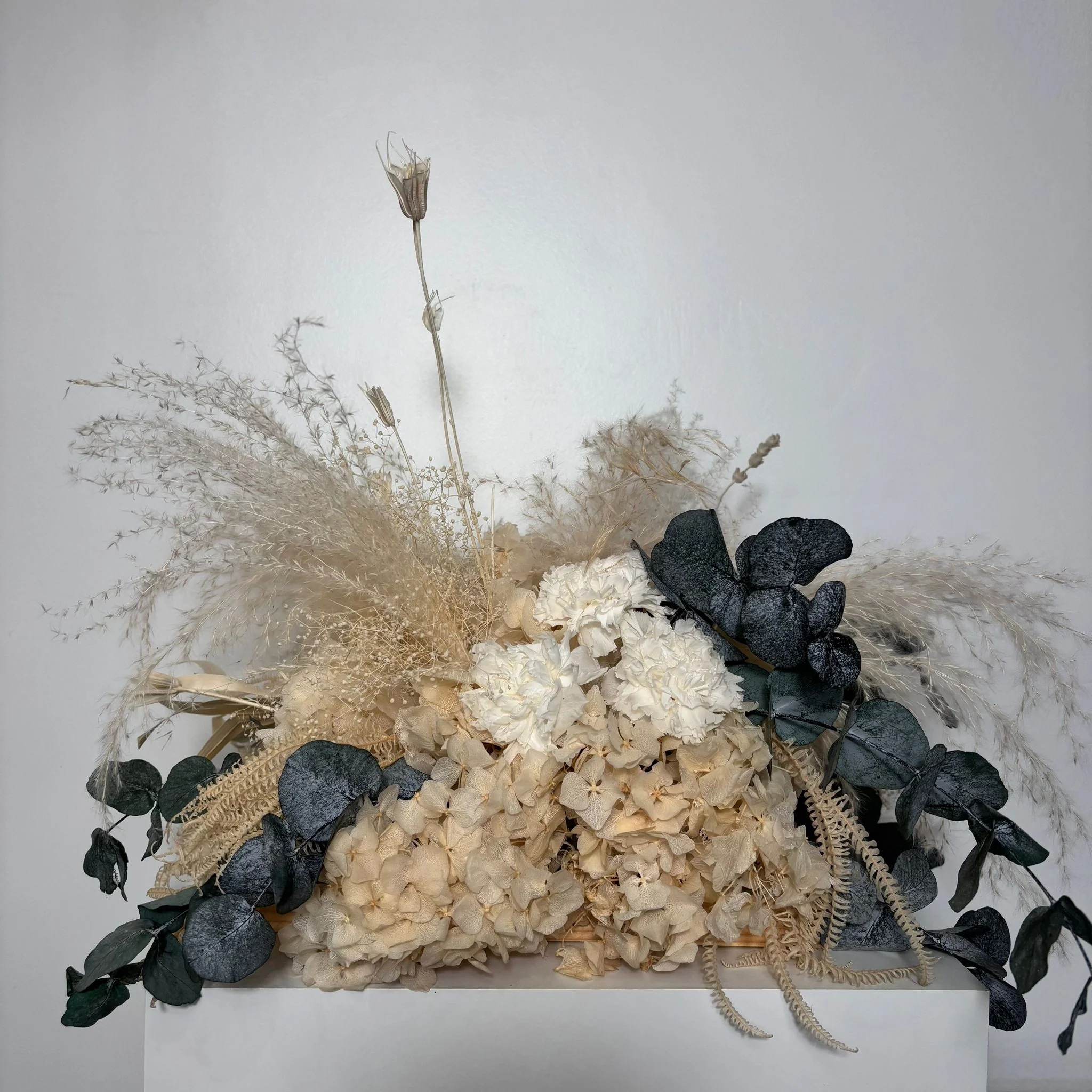 Boho-Chic: Trockenblumengesteck mit Eukalyptus und Hortensie - Outlet