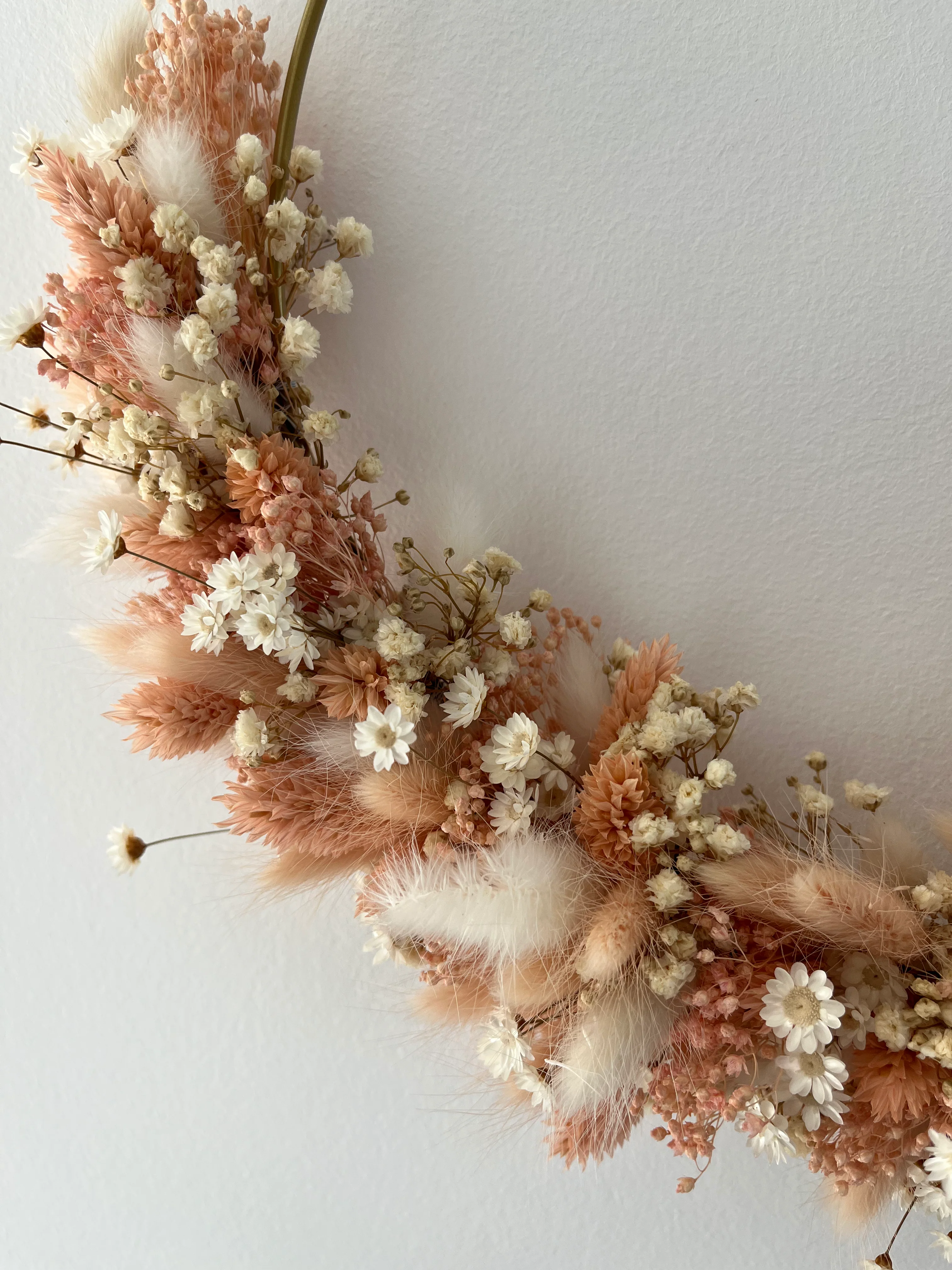 DIY: Trockenblumenkranz Marie in beige rosa