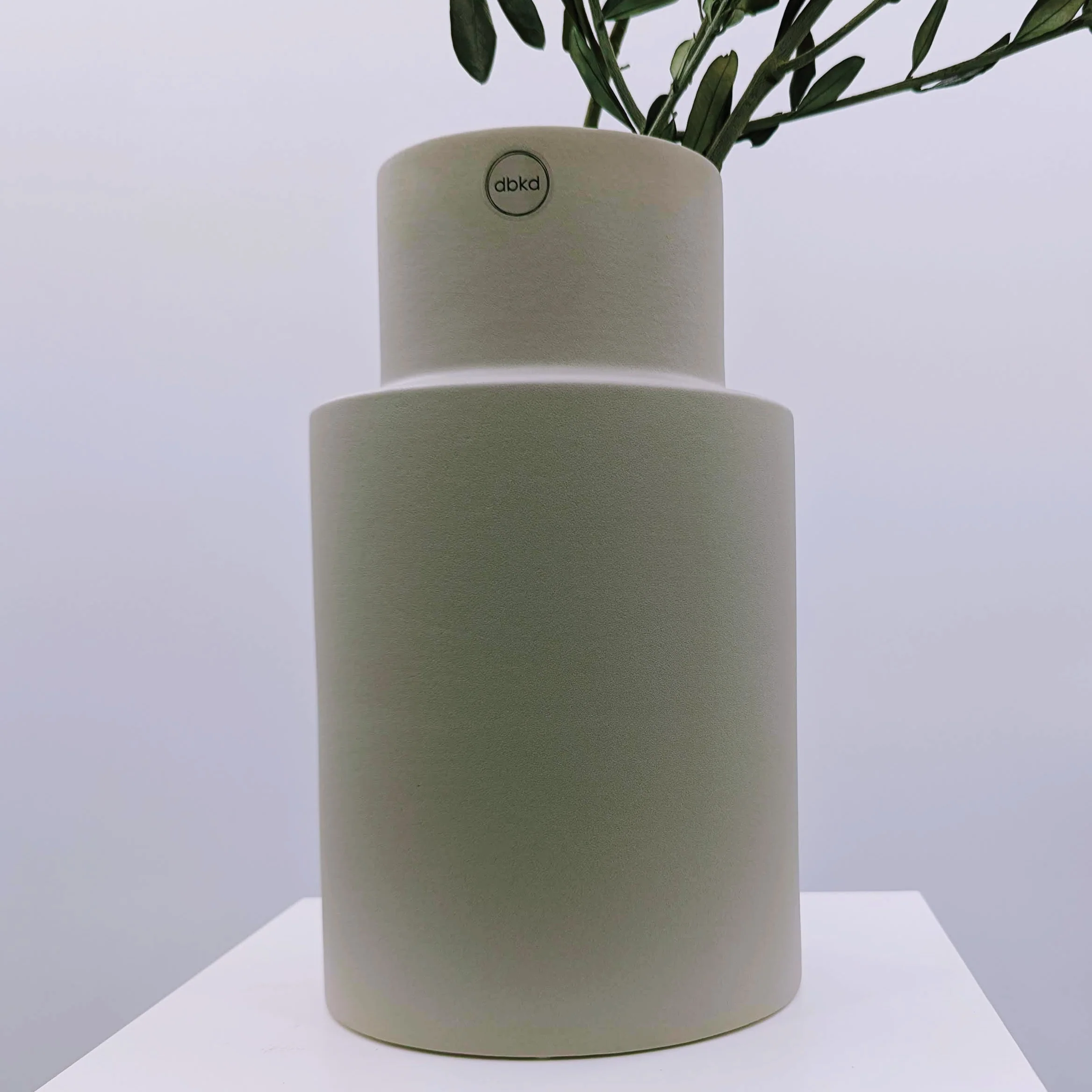 Oblong Vase: Schlichte Eleganz von Designerin Halina Fritsch in Grau und Schwarz