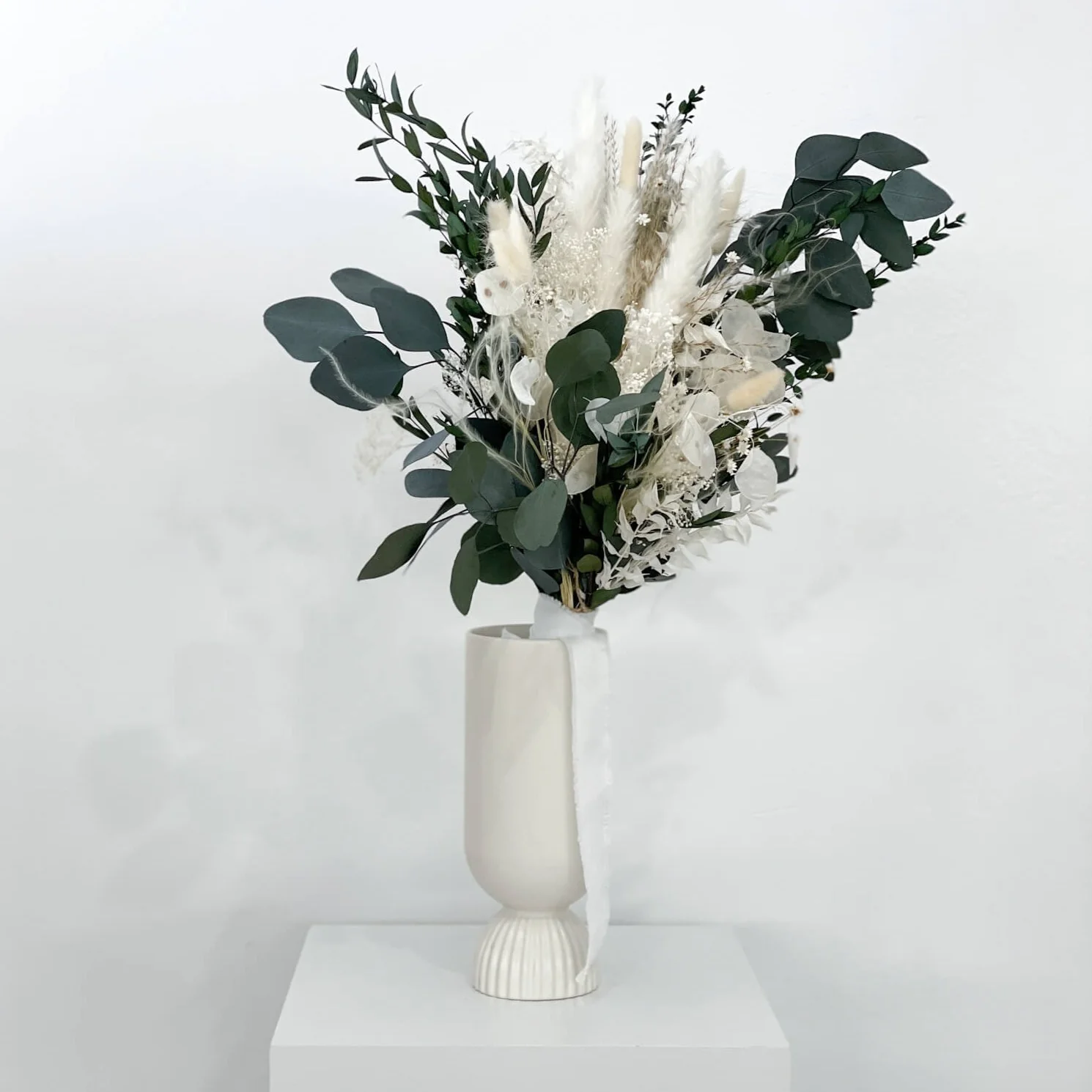 Umarmung der Natur: Trockenblumen-Brautstrauß mit Eukalyptus für zeitlose Schönheit