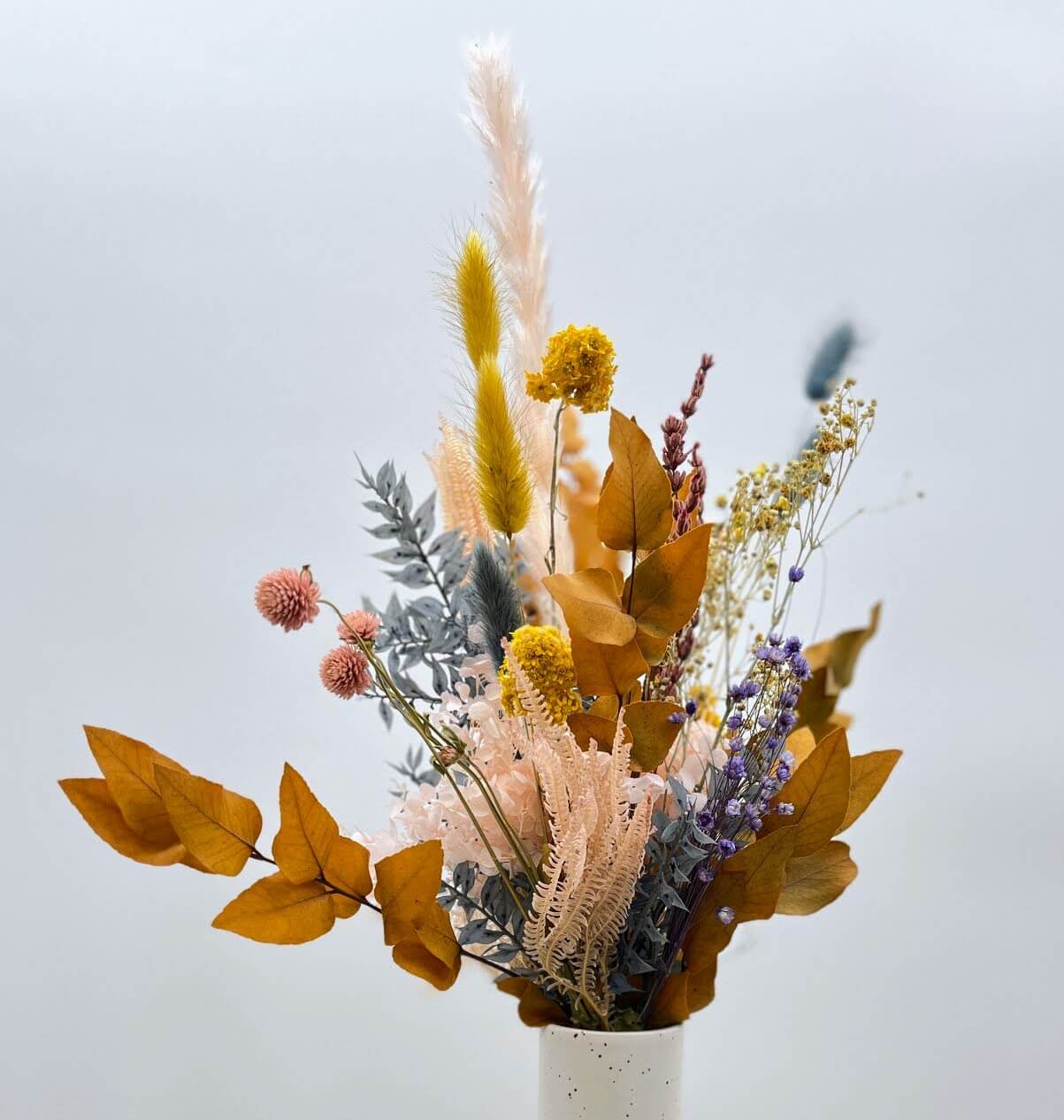 Osterzauber in Gelb, Rosa und Blau: Trockenblumen für eine sonnige Frühlingsdeko