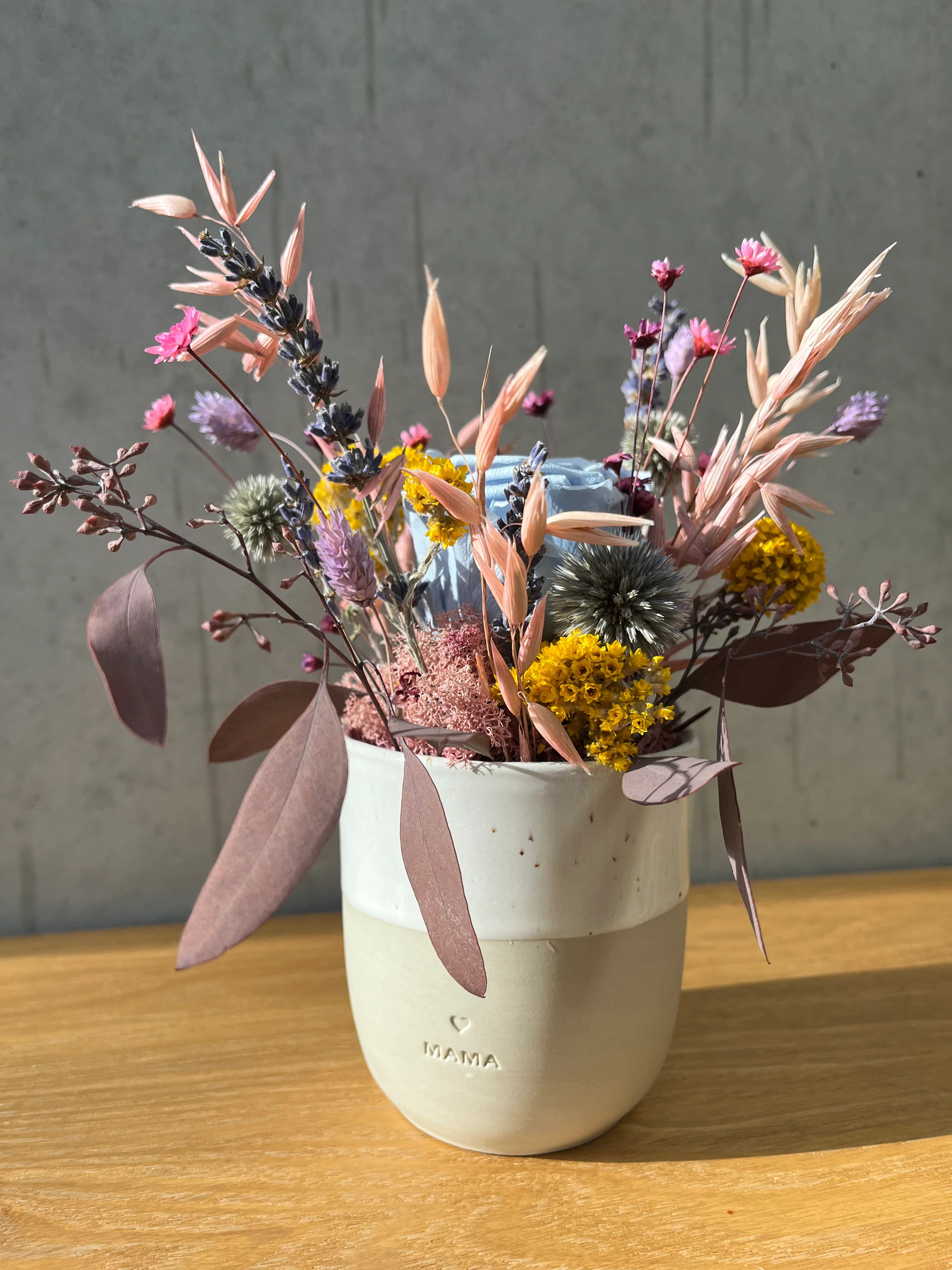 Fröhliches Gesteck mit Rose in Herz Becher