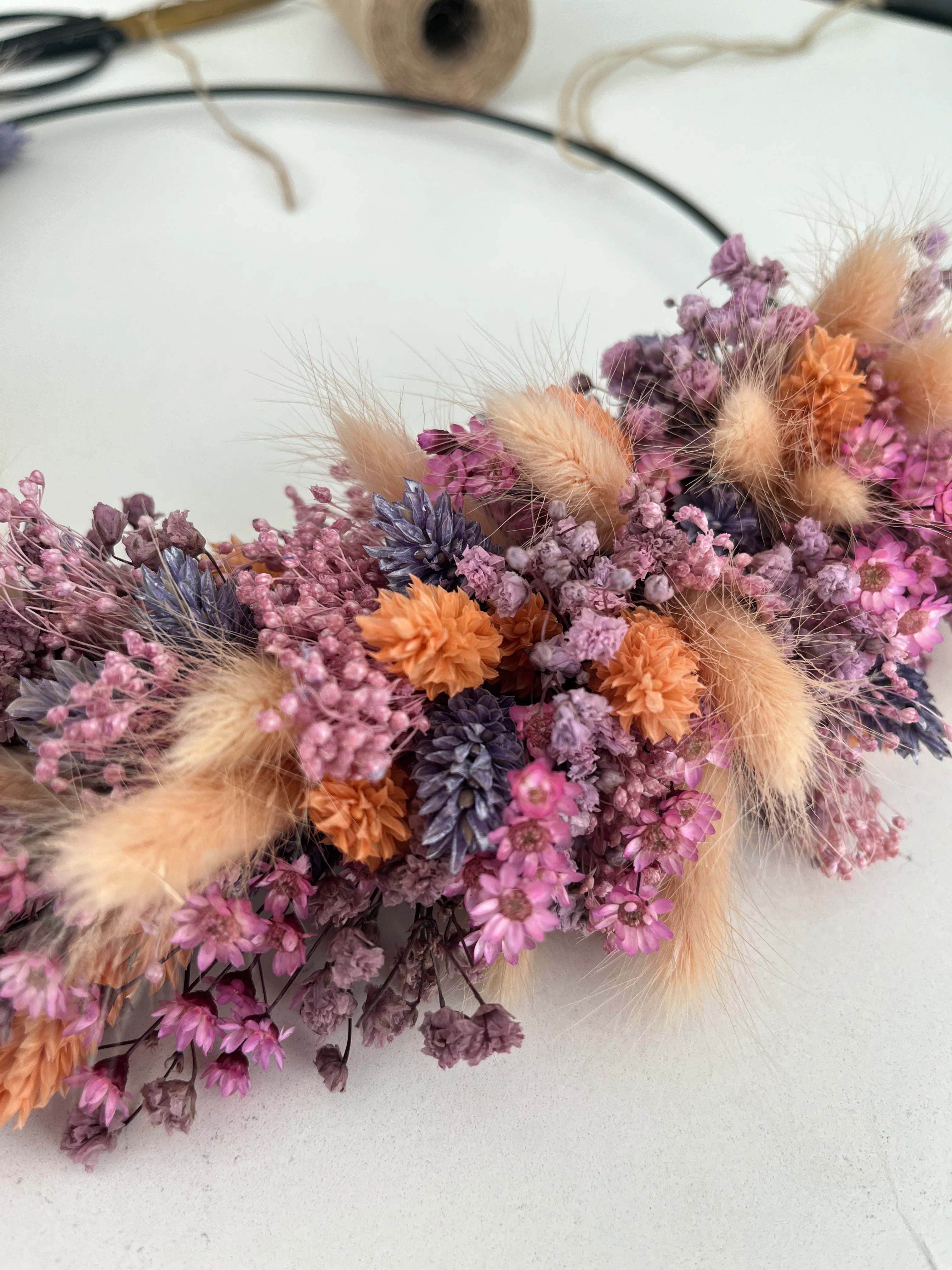 DIY: Trockenblumenkranz Flora in lila rosa