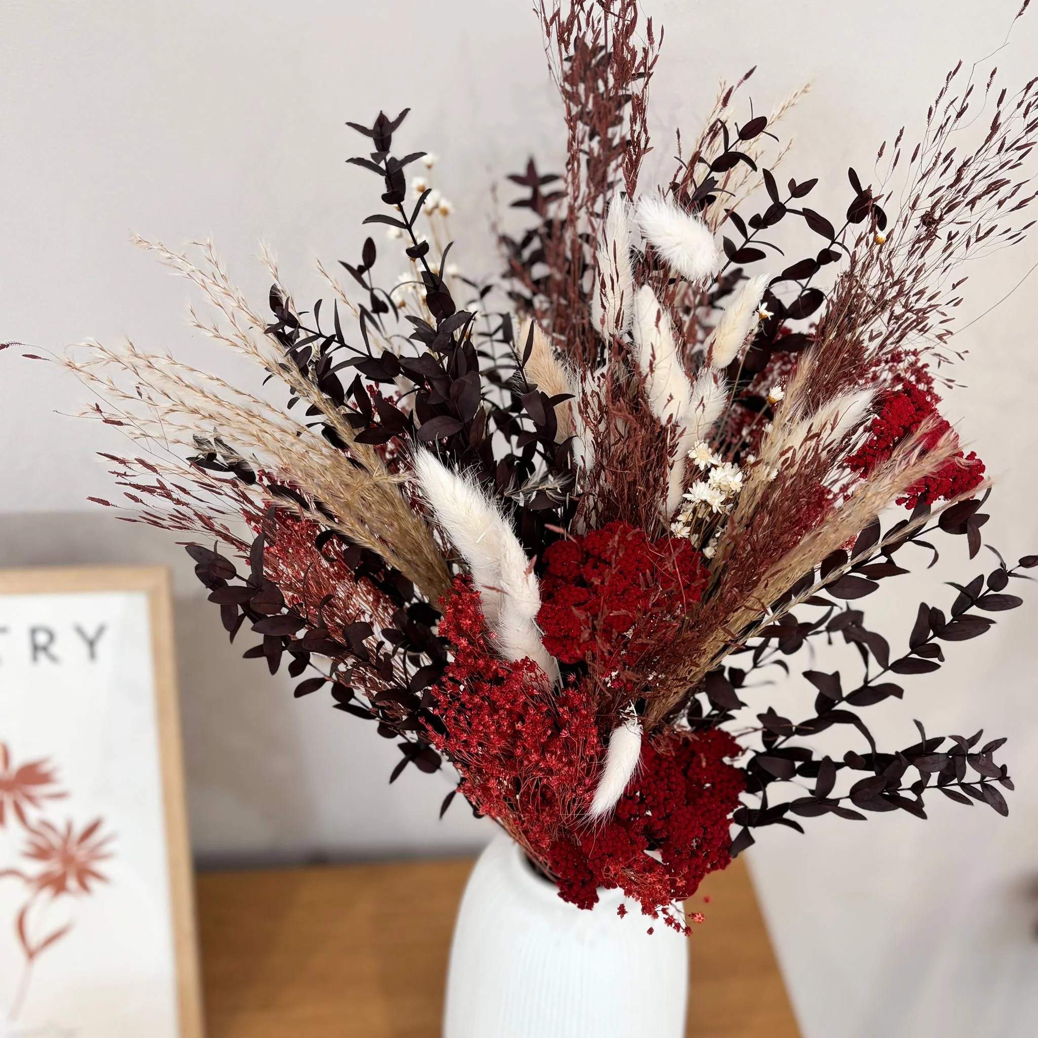 Herbstlicher Trockenblumenstrauß Bordeaux-Weiß