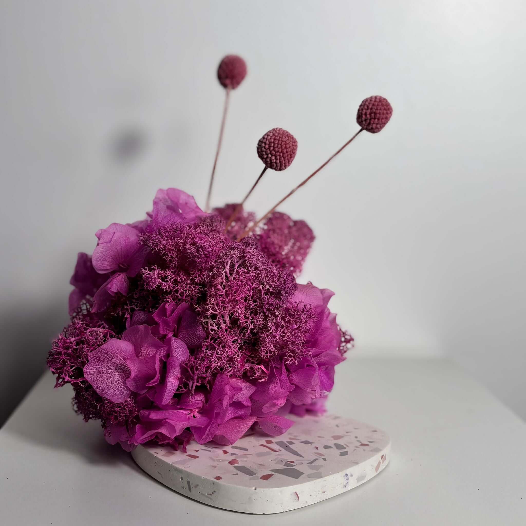 Frisches Moos Gesteck in knalligem pink