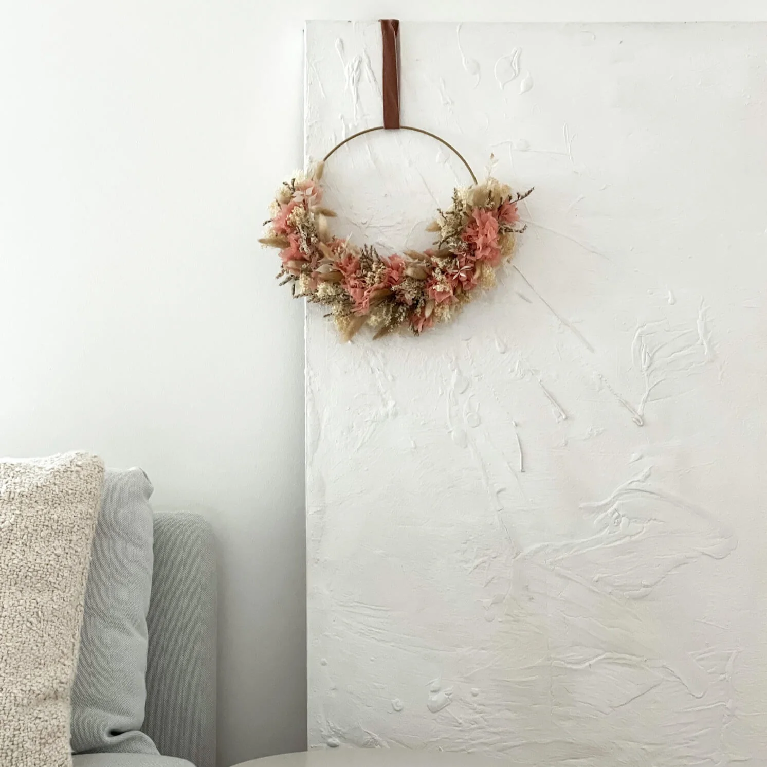 Frühlingsgefühle: Trockenblumenkranz in gedeckten Farben