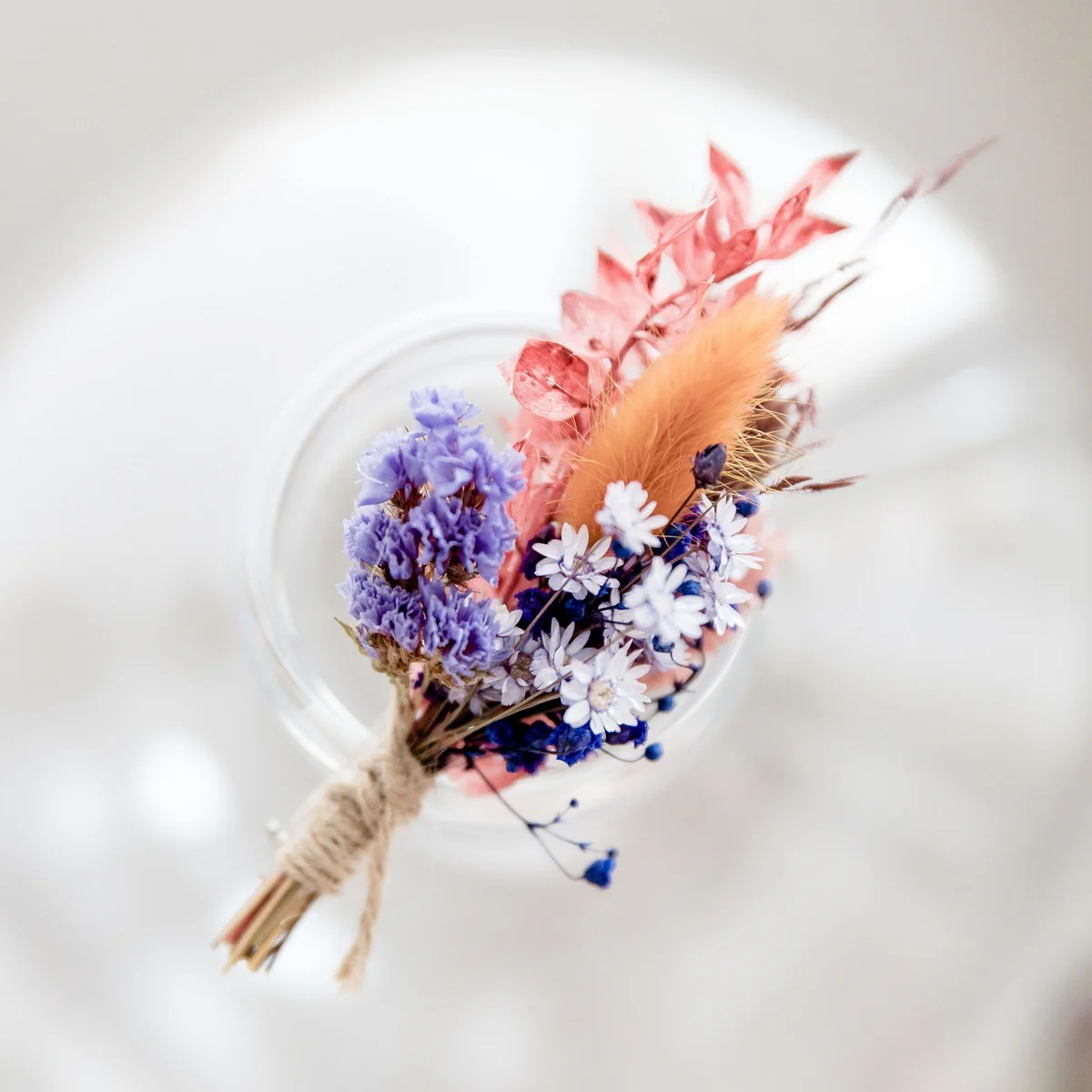 aparter Anstecker: Trockenblumen in einer Kombination aus Blau- und Orangetönen