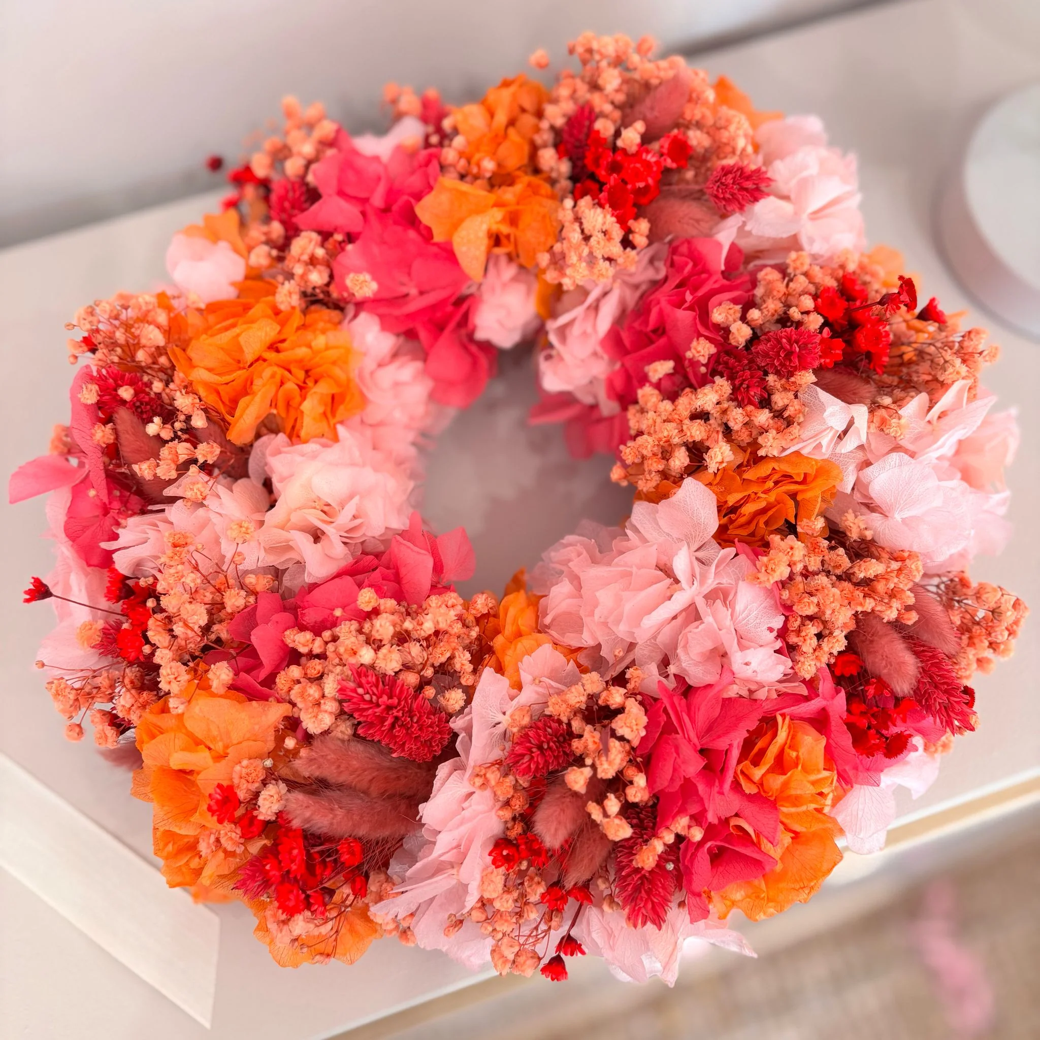 Color Vibes Trockenblumenkranz in leuchtendem pink