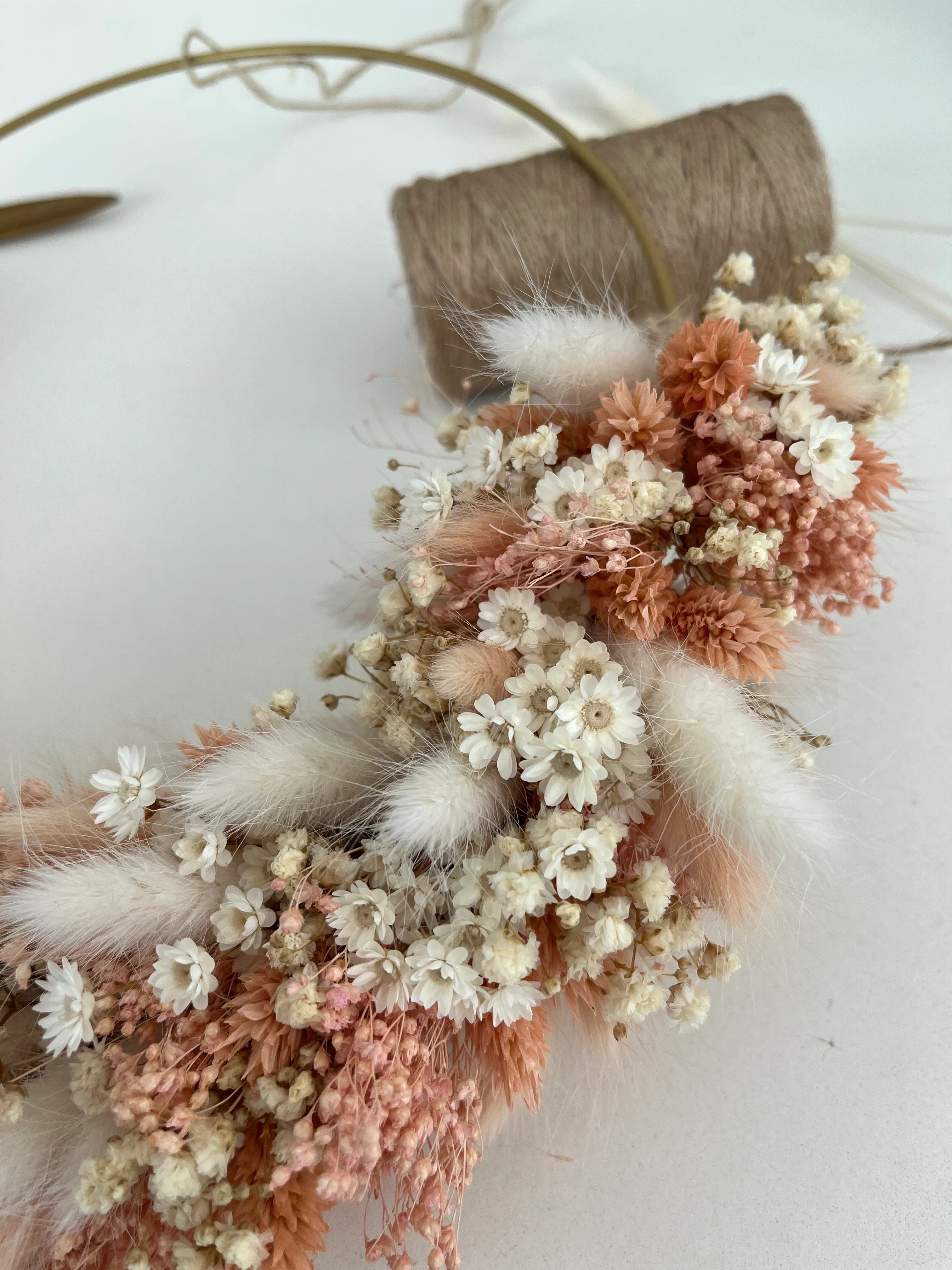 DIY: Trockenblumenkranz Marie in beige rosa