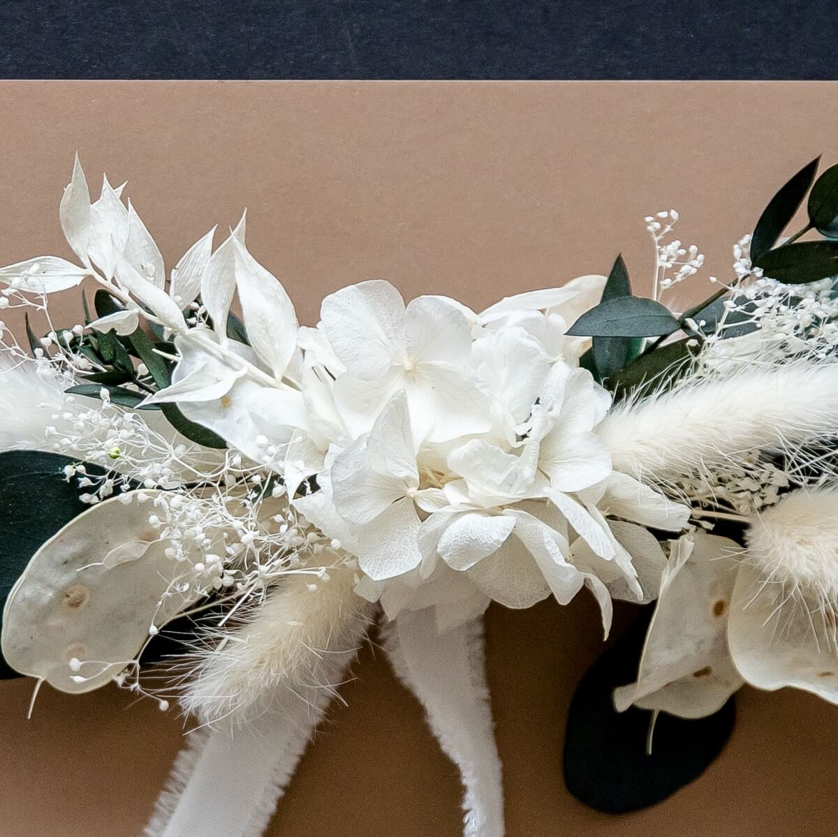 leichtes Hutband Trockenblumen in weiß mit grünen Akzenten