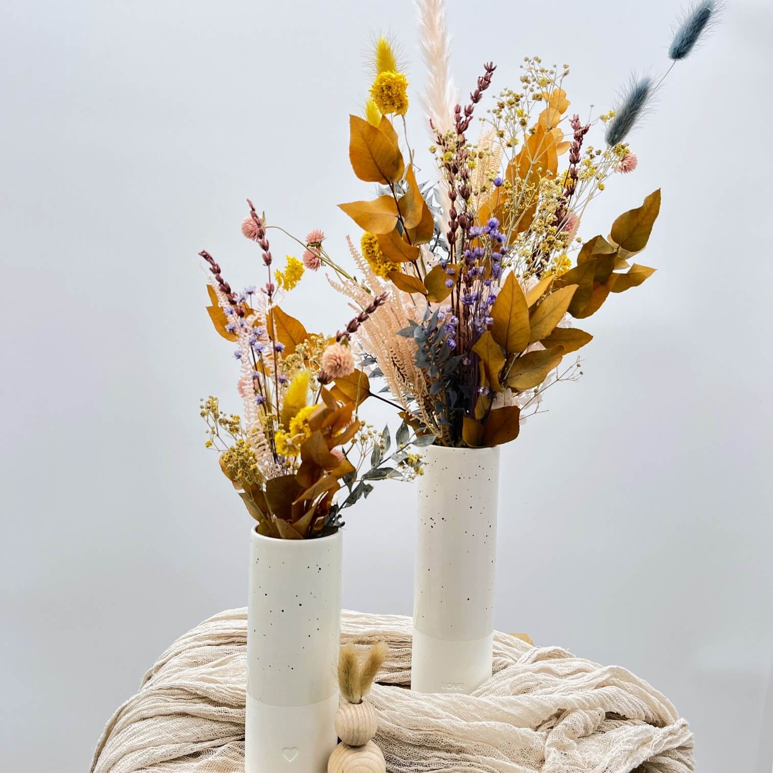 Osterzauber in Gelb, Rosa und Blau: Trockenblumen für eine sonnige Frühlingsdeko