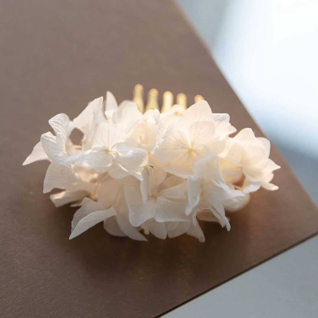 Haarkamm Trockenblumen weiß Hortensie