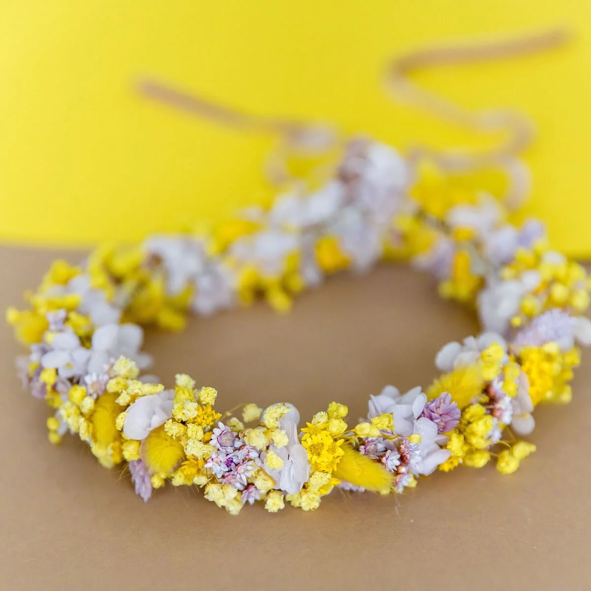 Haarkranz Trockenblumen in gelb und braun, in weiß abgesetzt