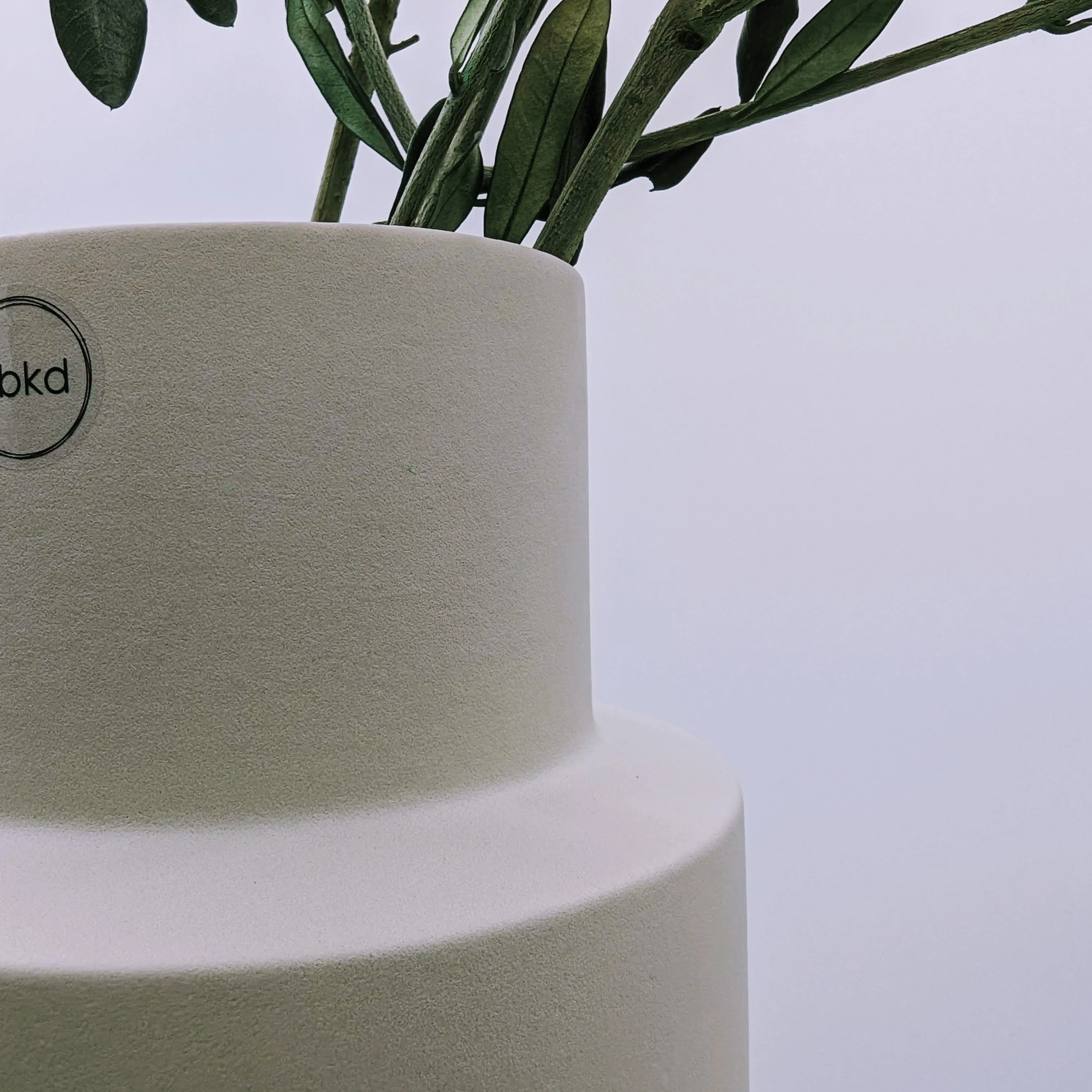 Oblong Vase: Schlichte Eleganz von Designerin Halina Fritsch in Grau und Schwarz