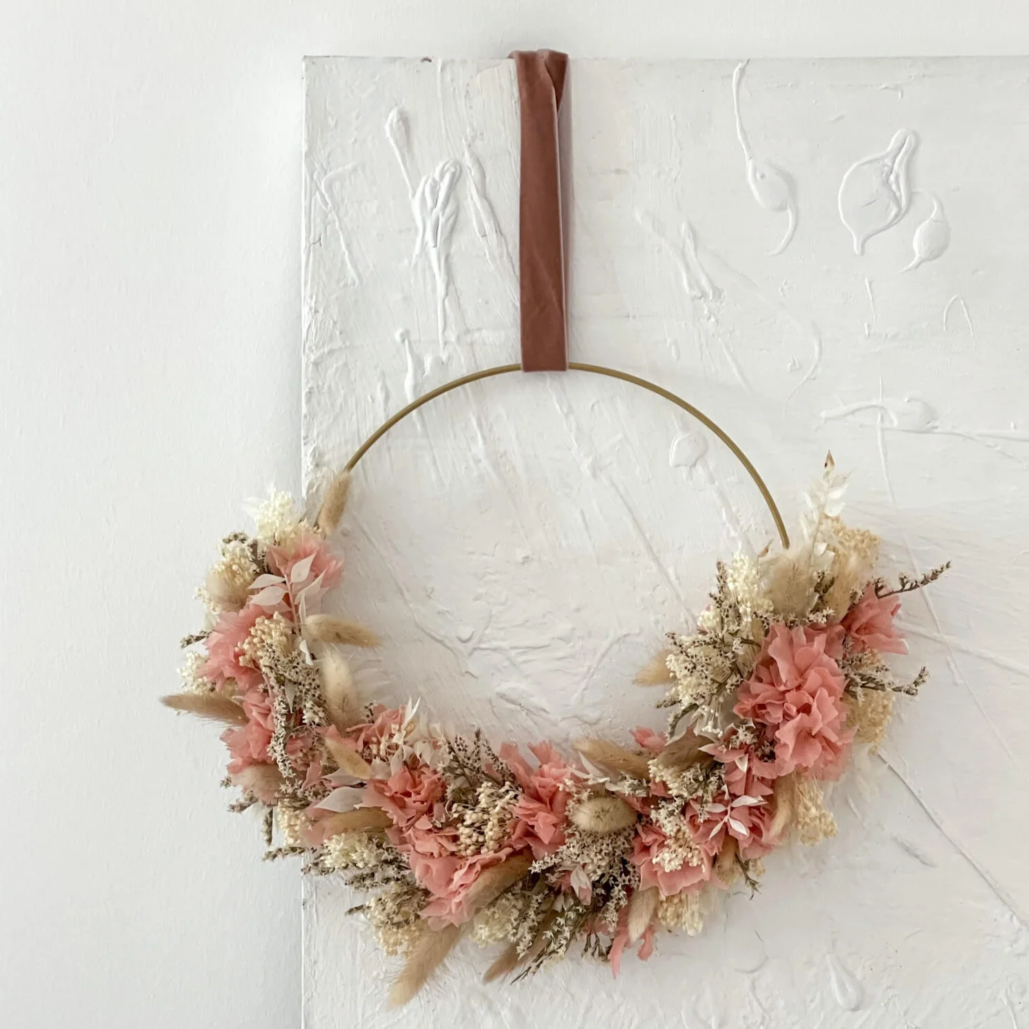 Frühlingsgefühle: Trockenblumenkranz in gedeckten Farben