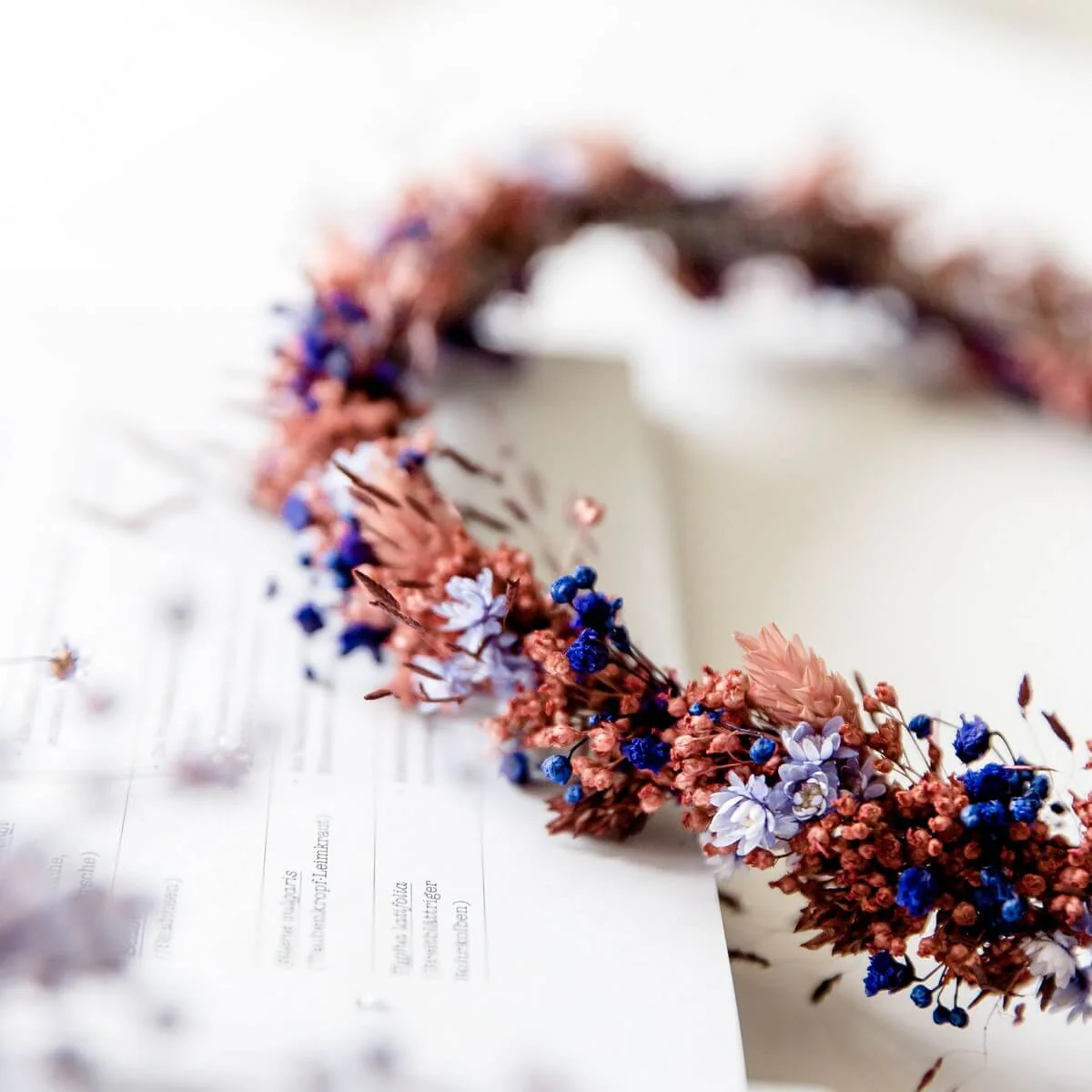 aparter Haarkranz: Trockenblumen in einer Kombination aus Blau- und Orangetönen